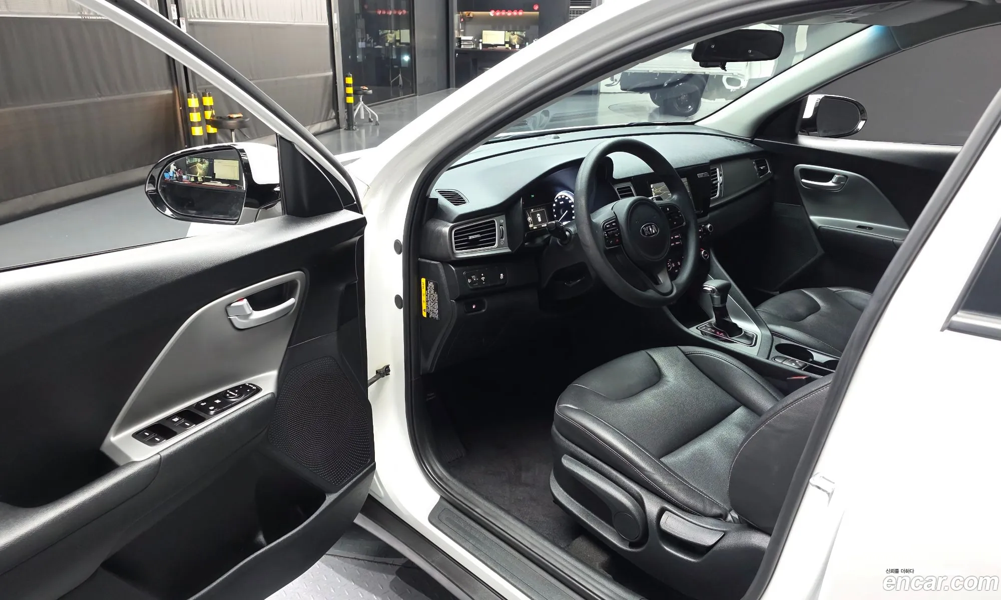 Kia Niro 2016 KNACA81CGHA019233 — 3