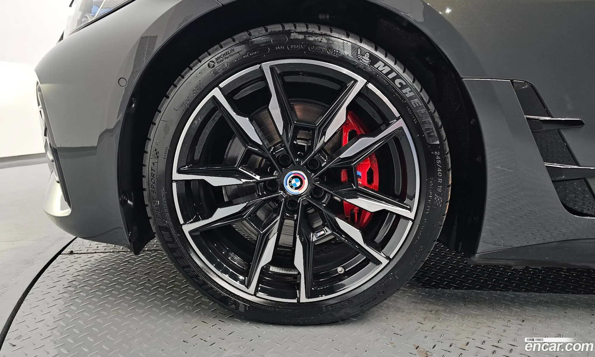 BMW i4 2023 WBY31AW01PFP63870 — 32