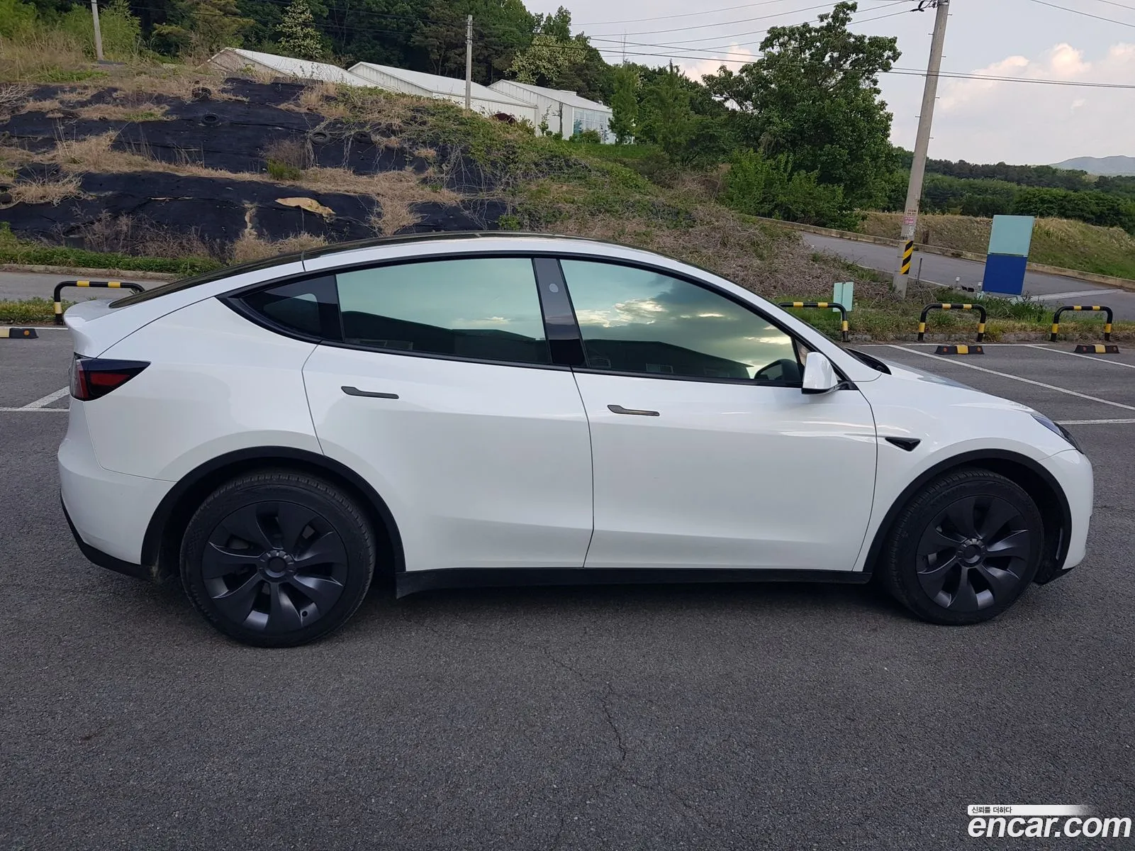 Tesla Model Y 2025 — 3