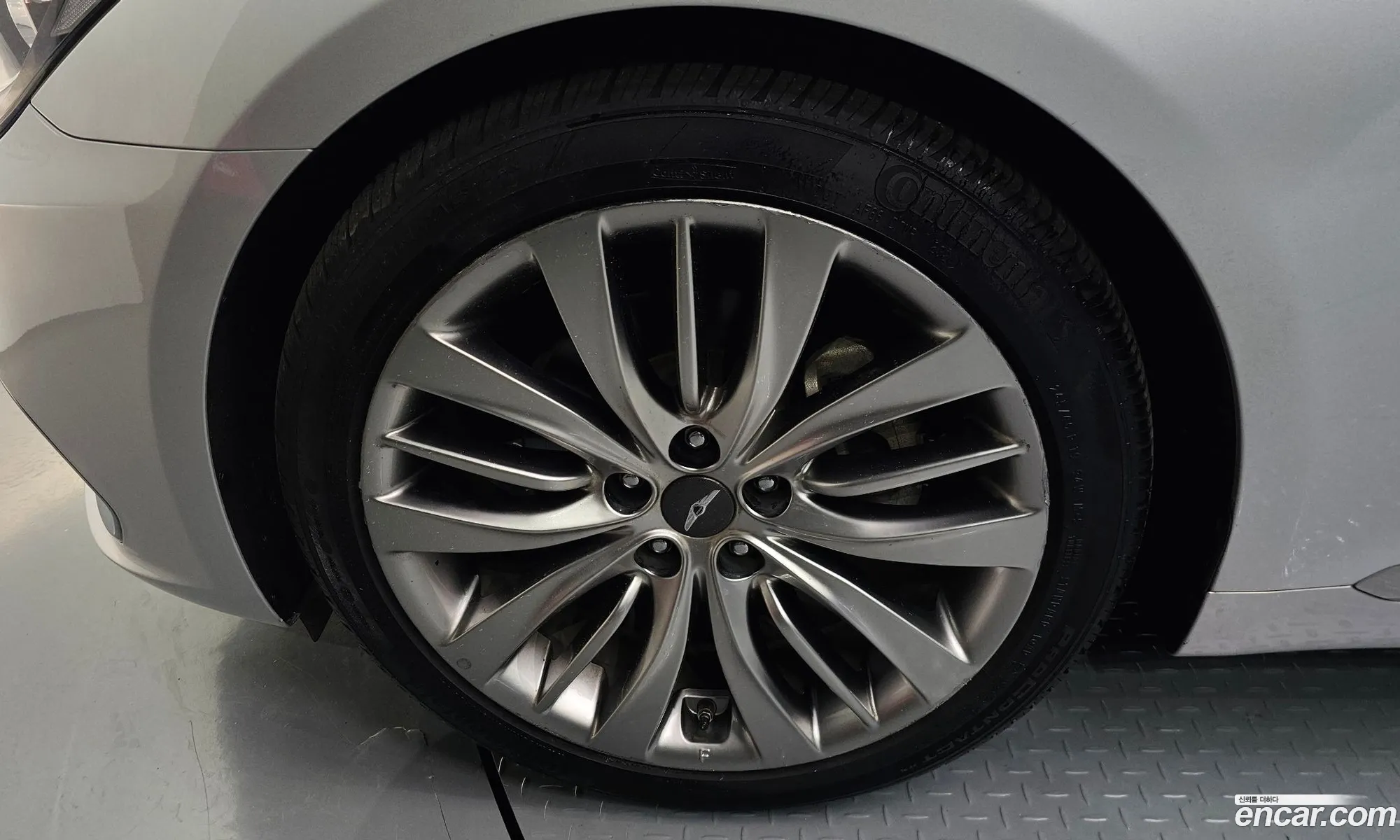 Genesis G80 2017 KMHGM41DBHU215008 — 5