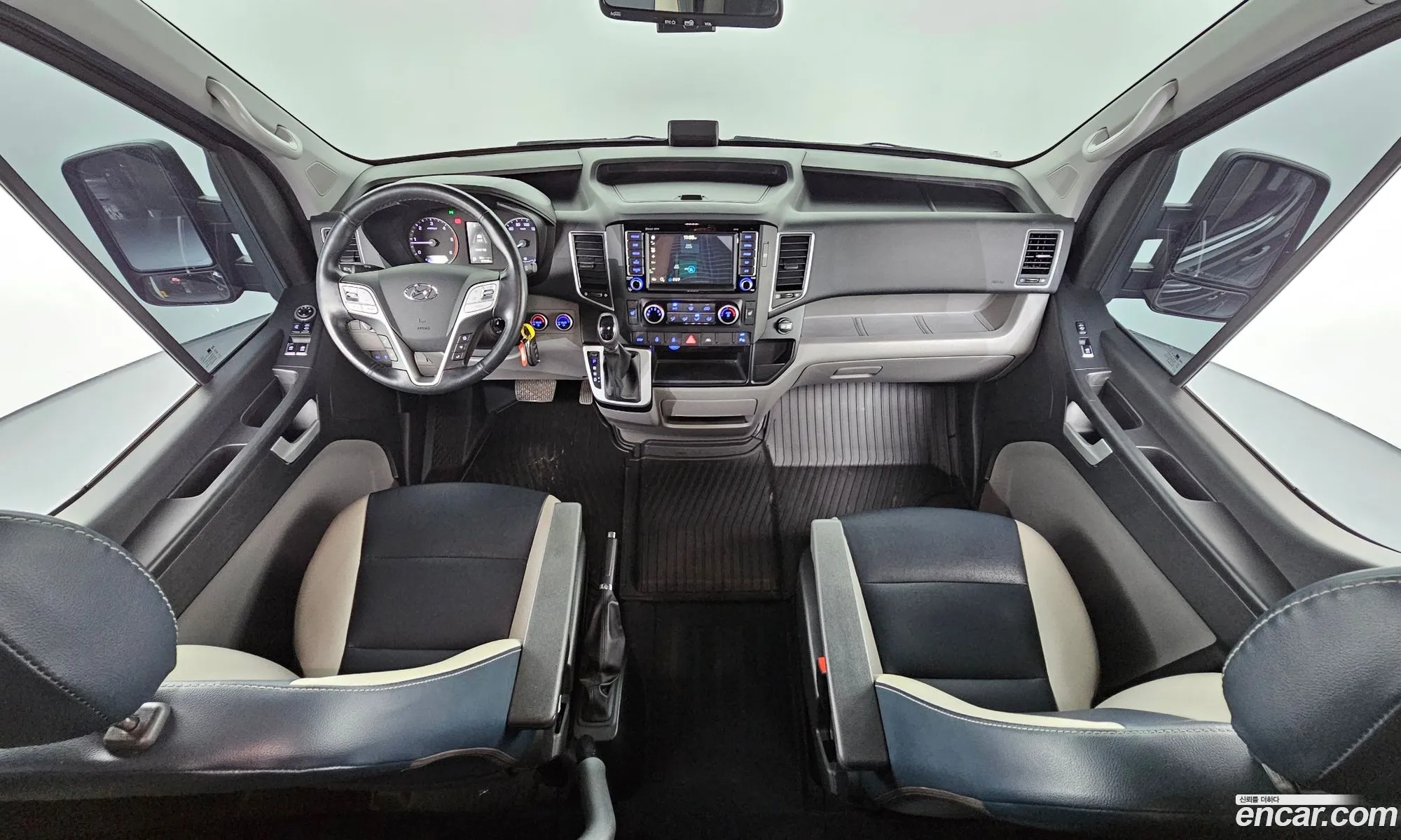Hyundai Solati 2019 KMJUG17RPLC002856 — 16