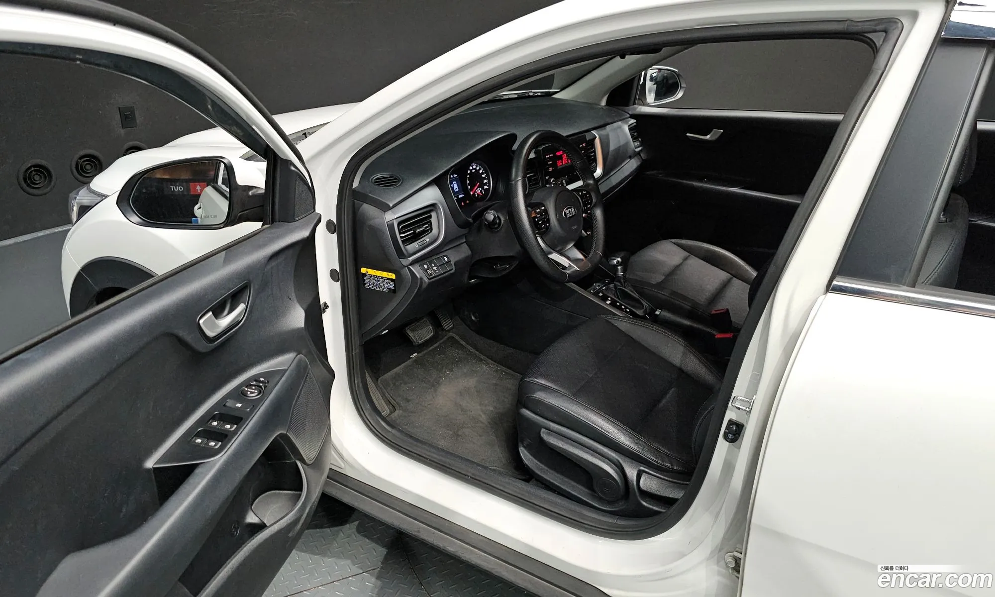 Kia Stonic 2018 KNADC815GJS144311 — 4