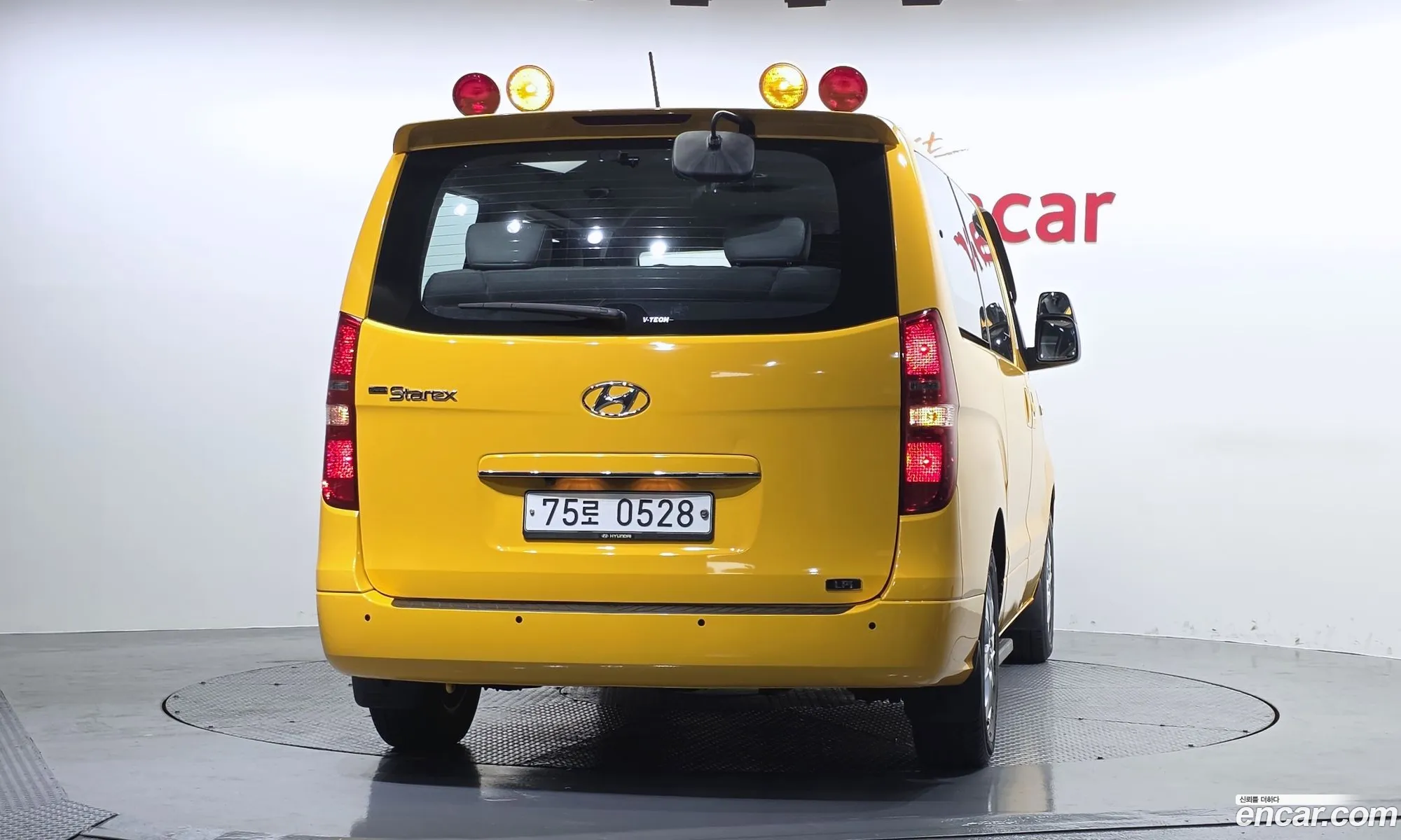 Hyundai Grand Starex 2018 KMJWA37TBKU025714 — 2