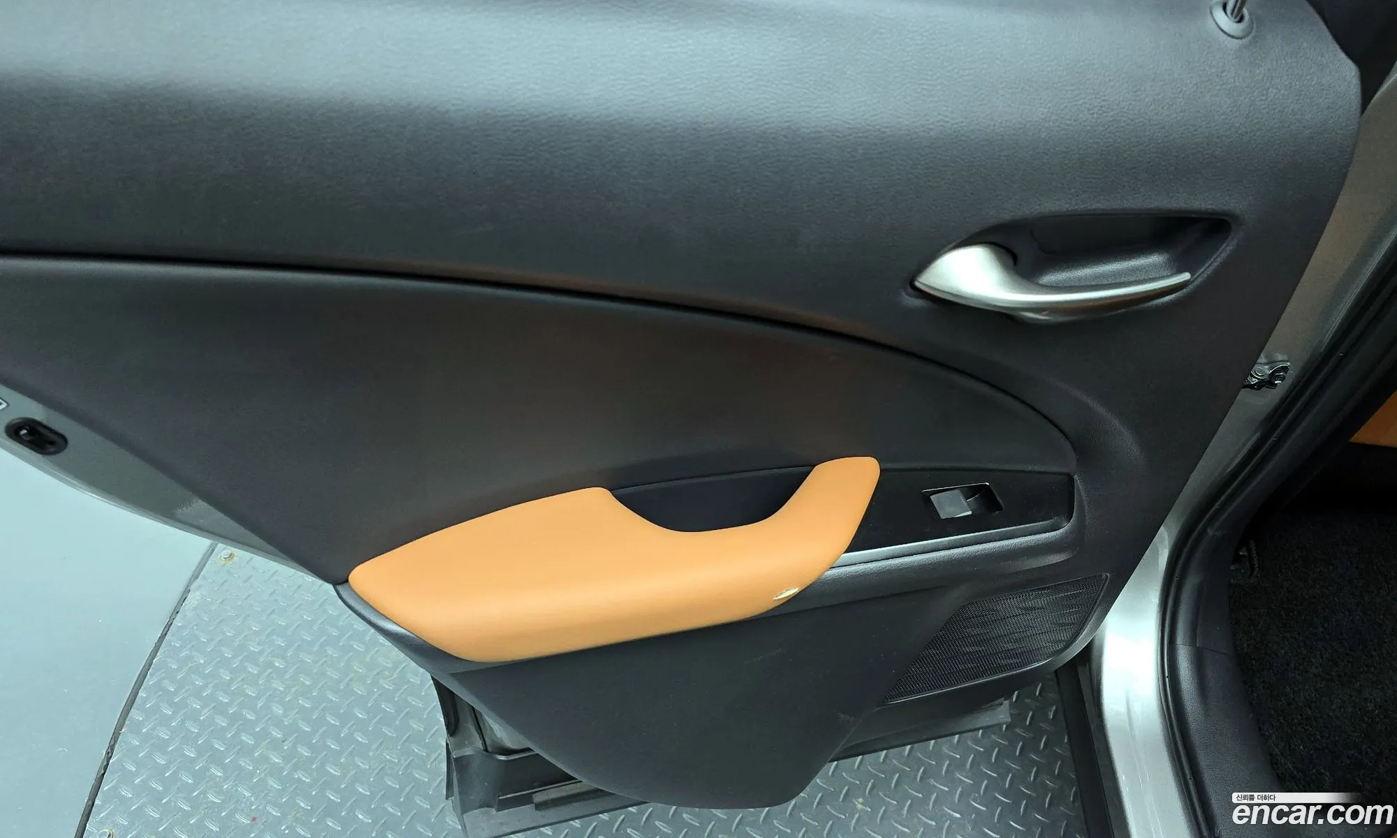 Lexus UX300e 2022 JTHAAABH1N2010394 — 4