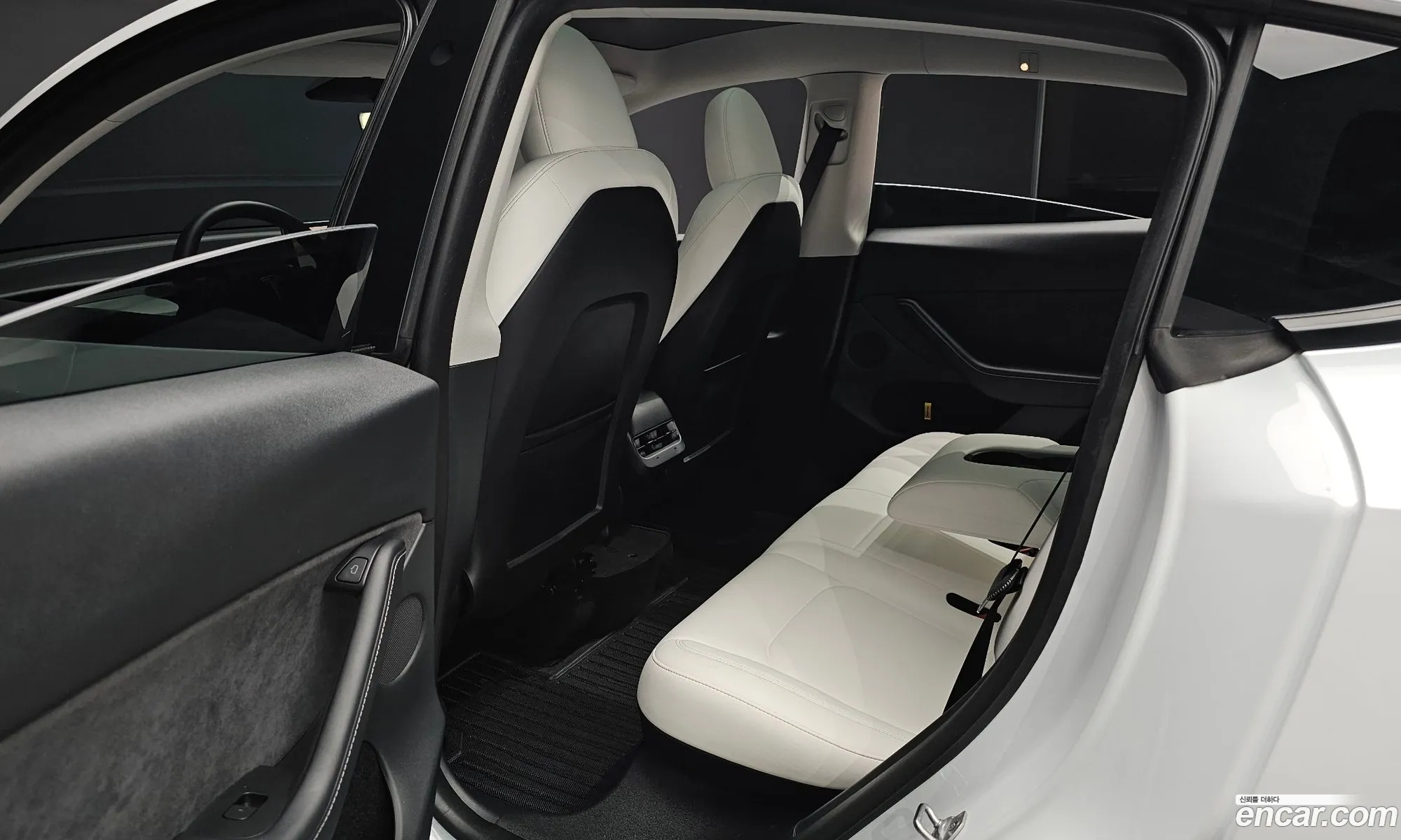 Tesla Model Y 2024 — 10