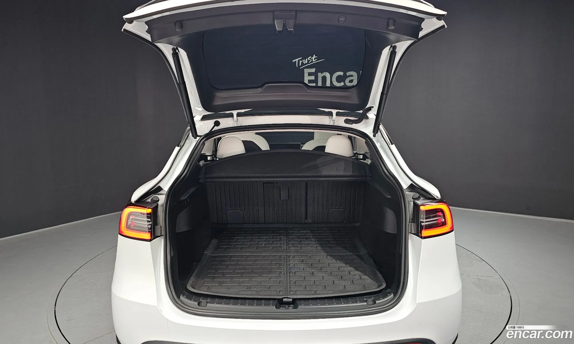 Tesla Model Y 2024 — 13