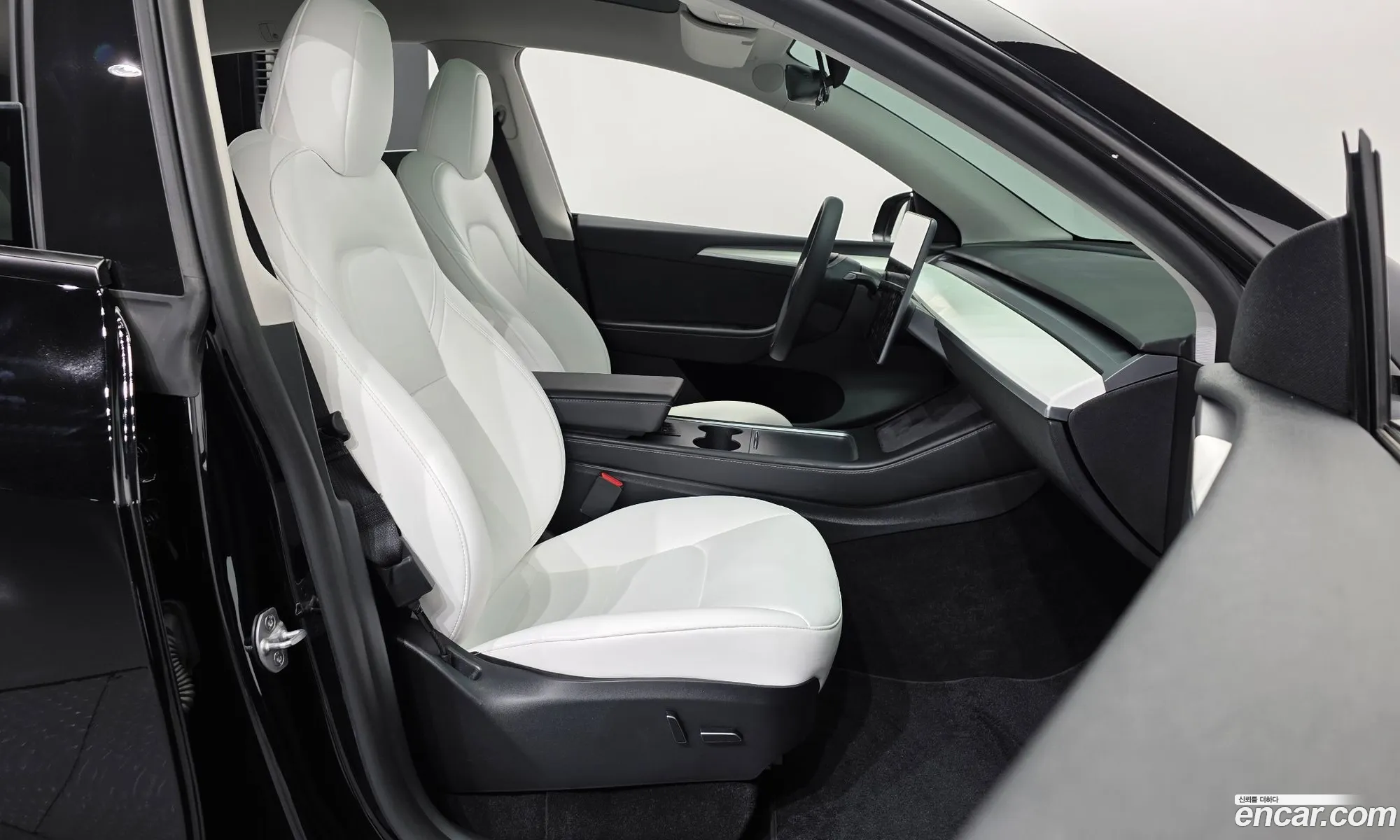 Tesla Model Y 2023 — 17