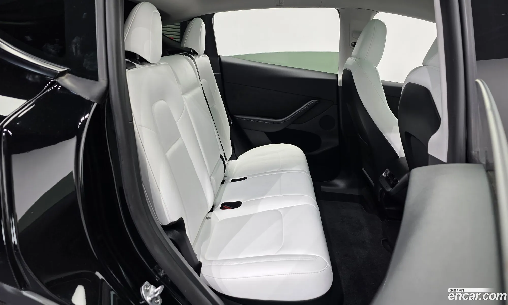Tesla Model Y 2023 — 16