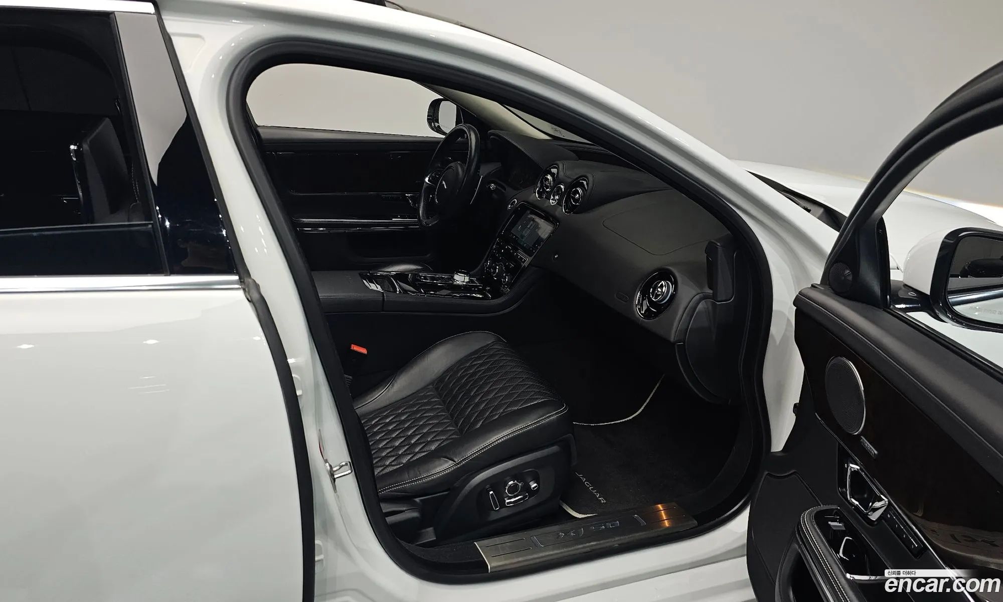 Jaguar XJ 2019 — 37