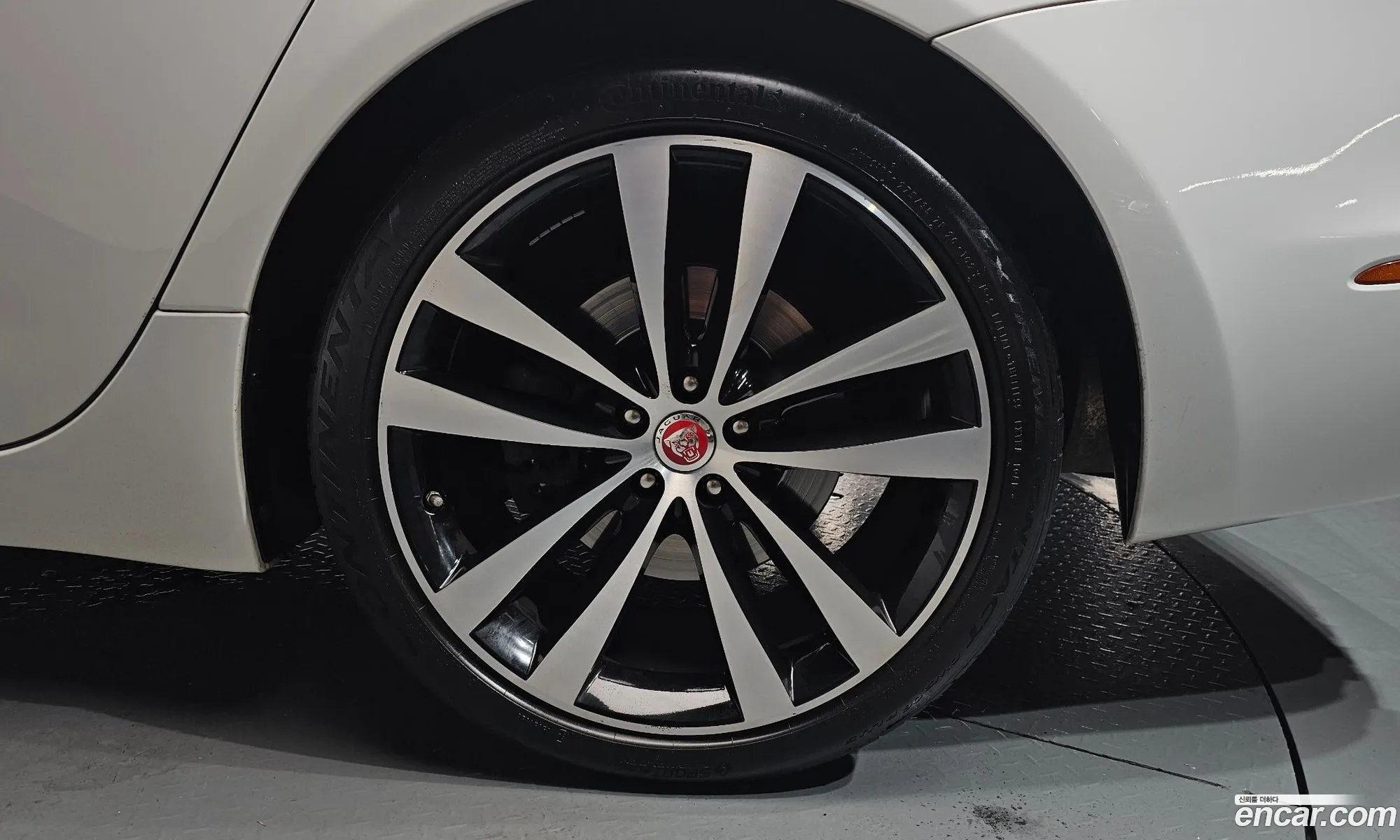 Jaguar XJ 2019 — 30
