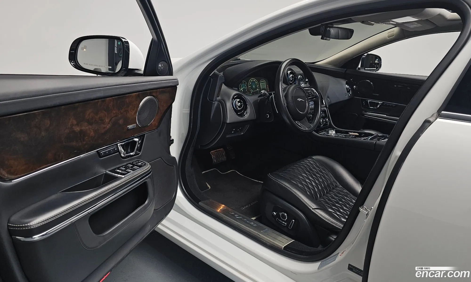 Jaguar XJ 2019 — 36