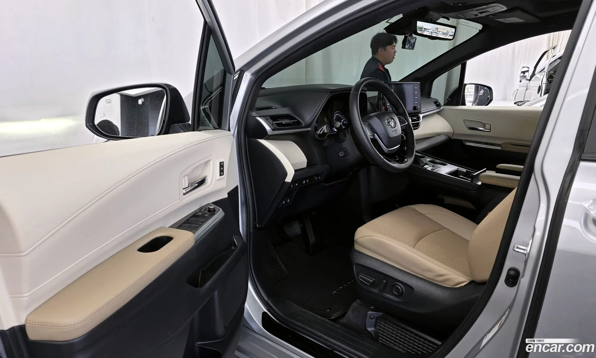 Toyota Sienna 2023 — 4
