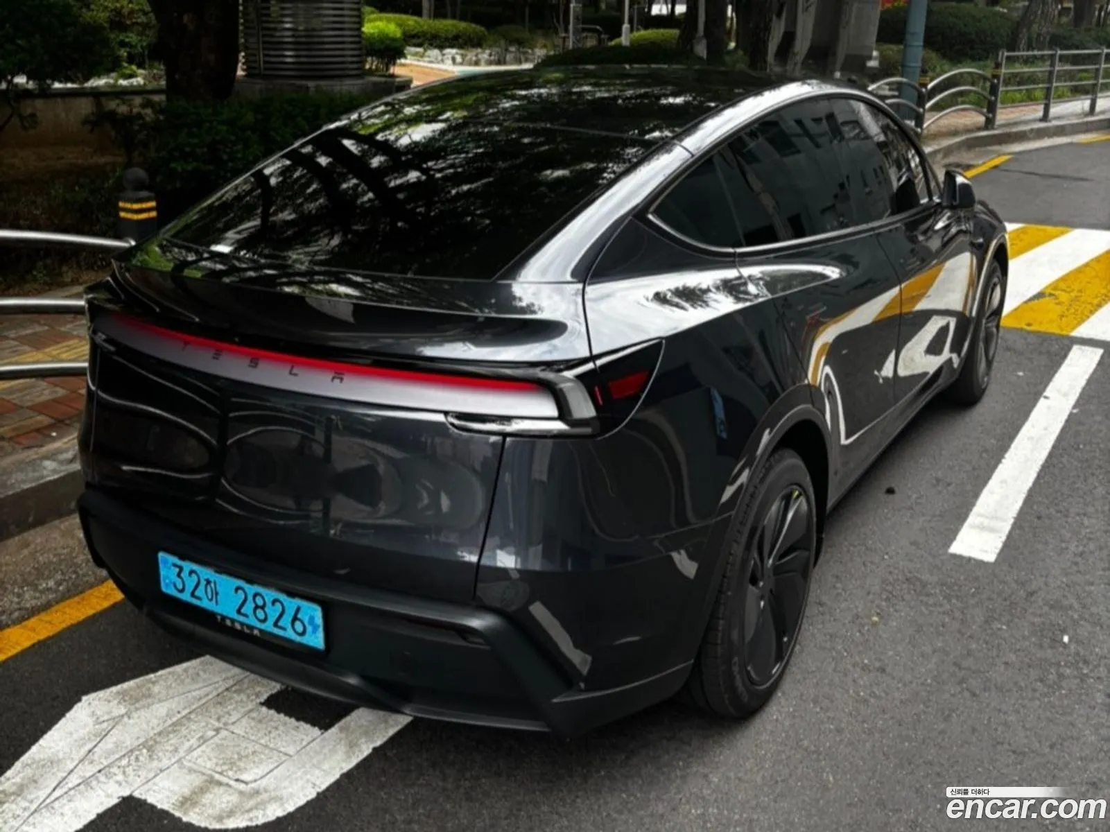 Tesla Model Y 2025 — 4