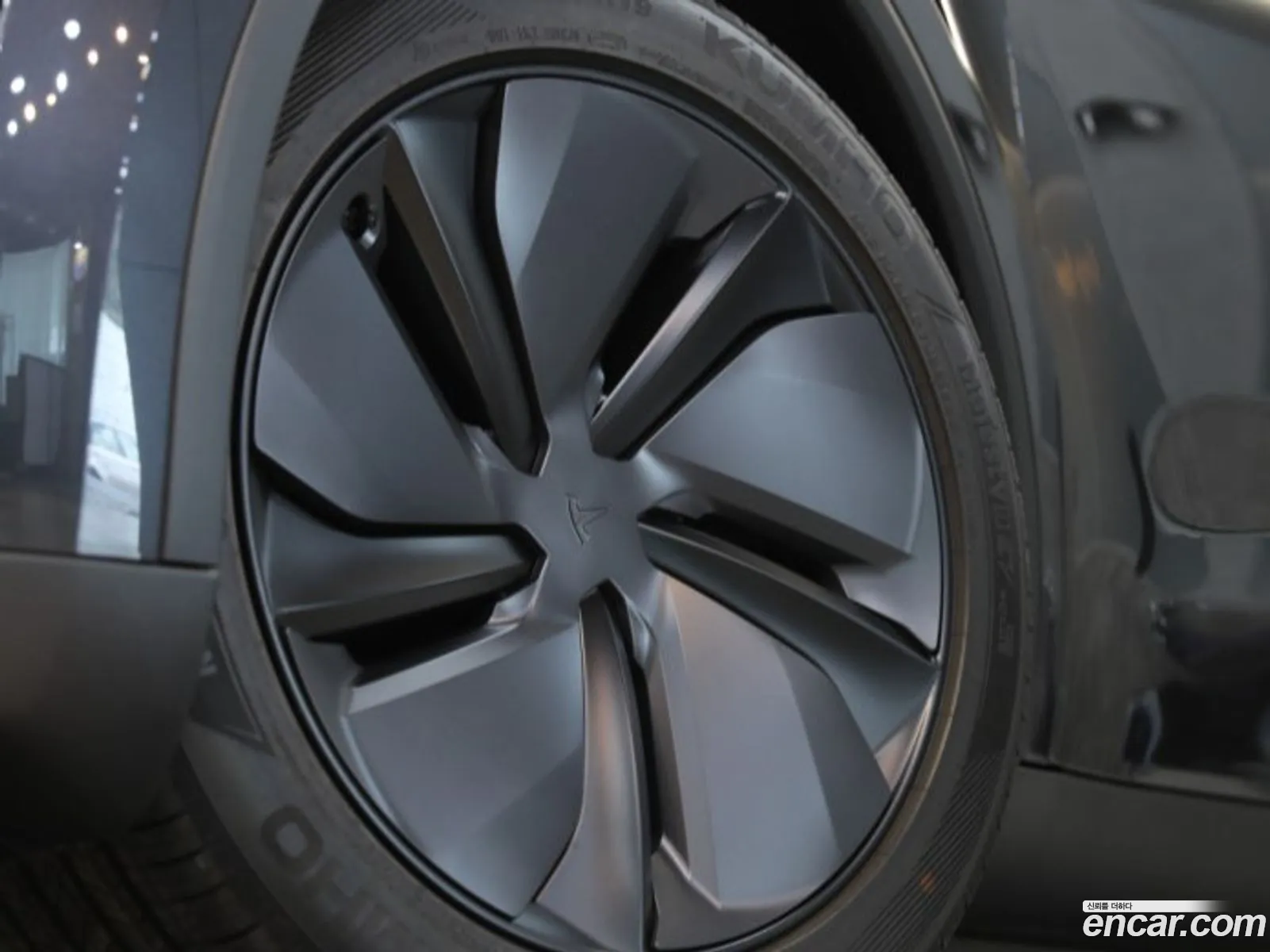 Tesla Model Y 2025 — 8