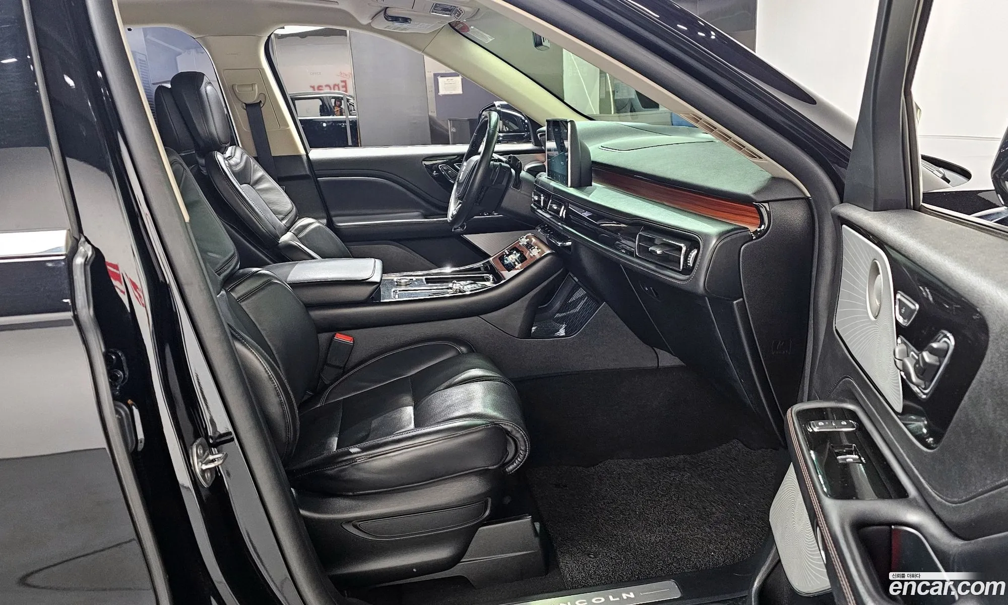 Lincoln Aviator 2021 5LM5J7XC9MGL08656 — 22