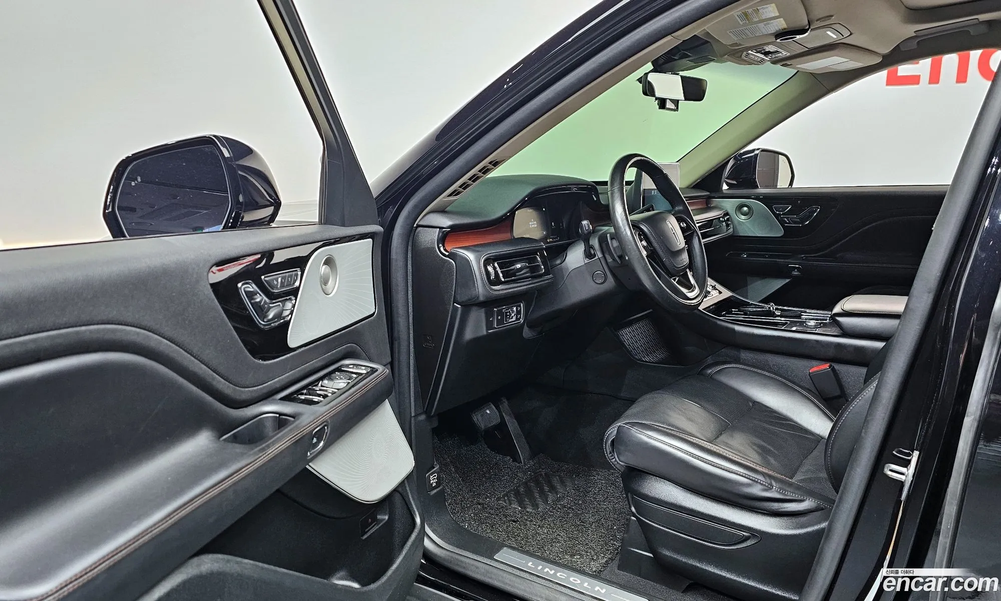 Lincoln Aviator 2021 5LM5J7XC9MGL08656 — 31