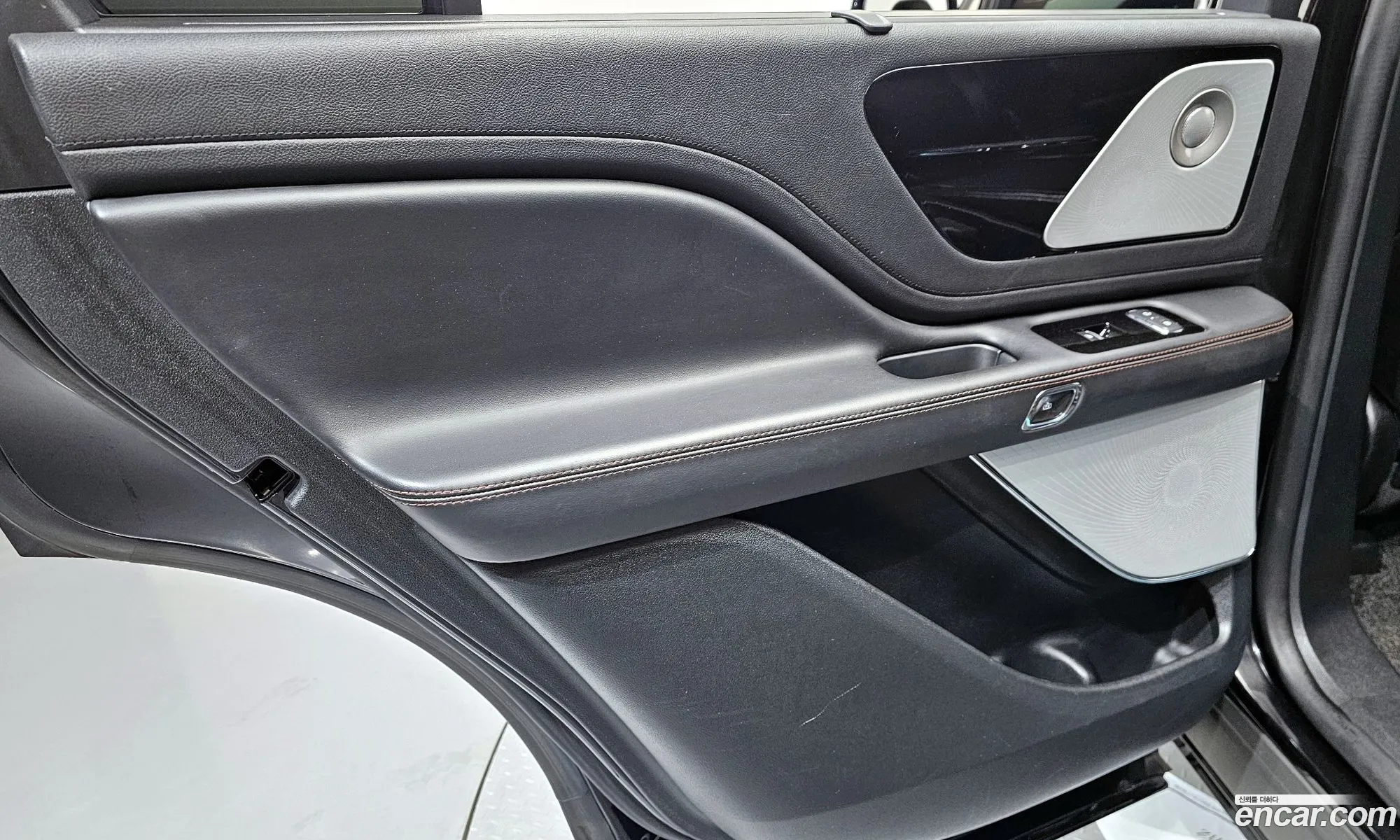 Lincoln Aviator 2021 5LM5J7XC9MGL08656 — 26