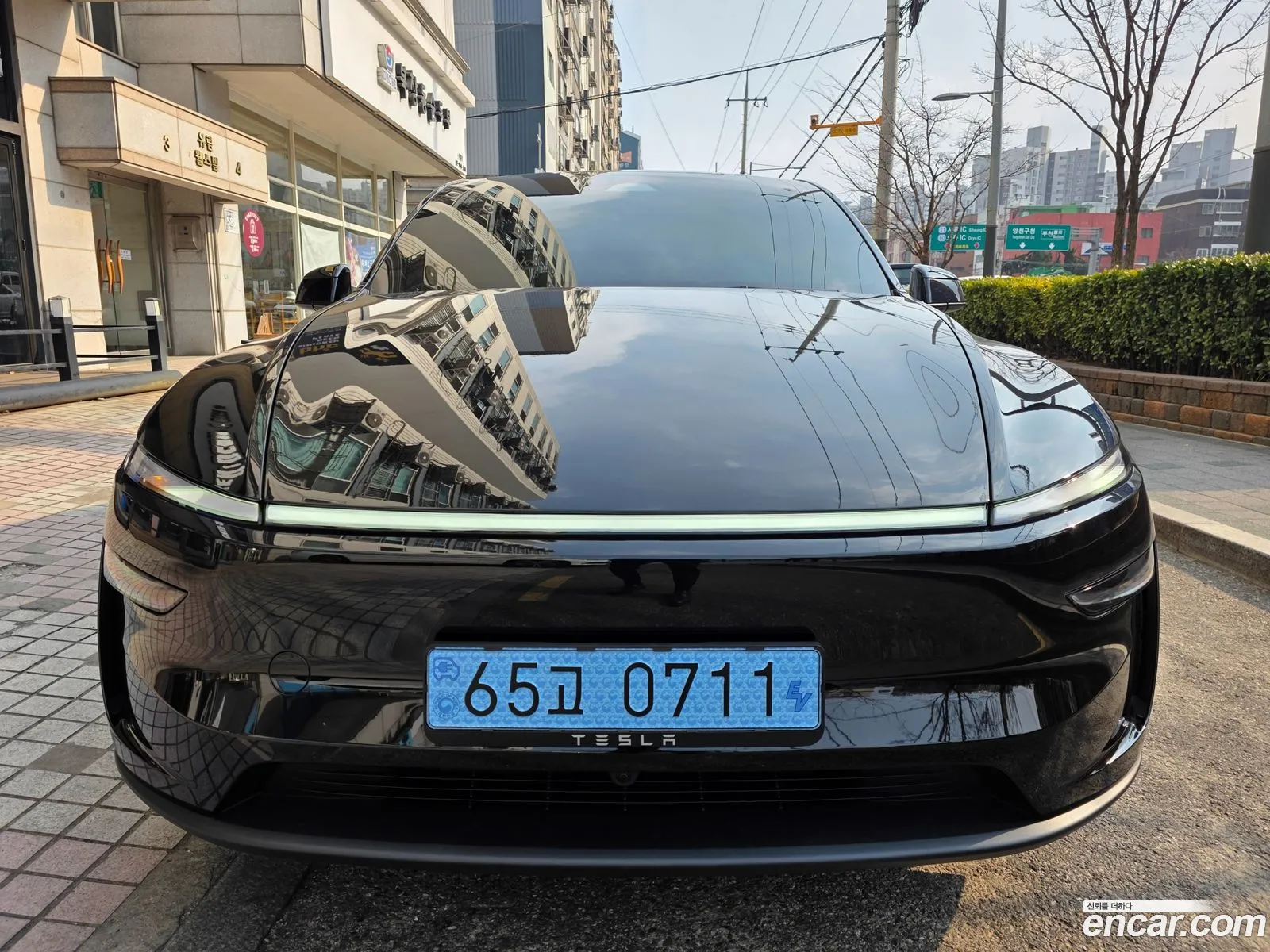 Tesla Model Y 2026 — 16