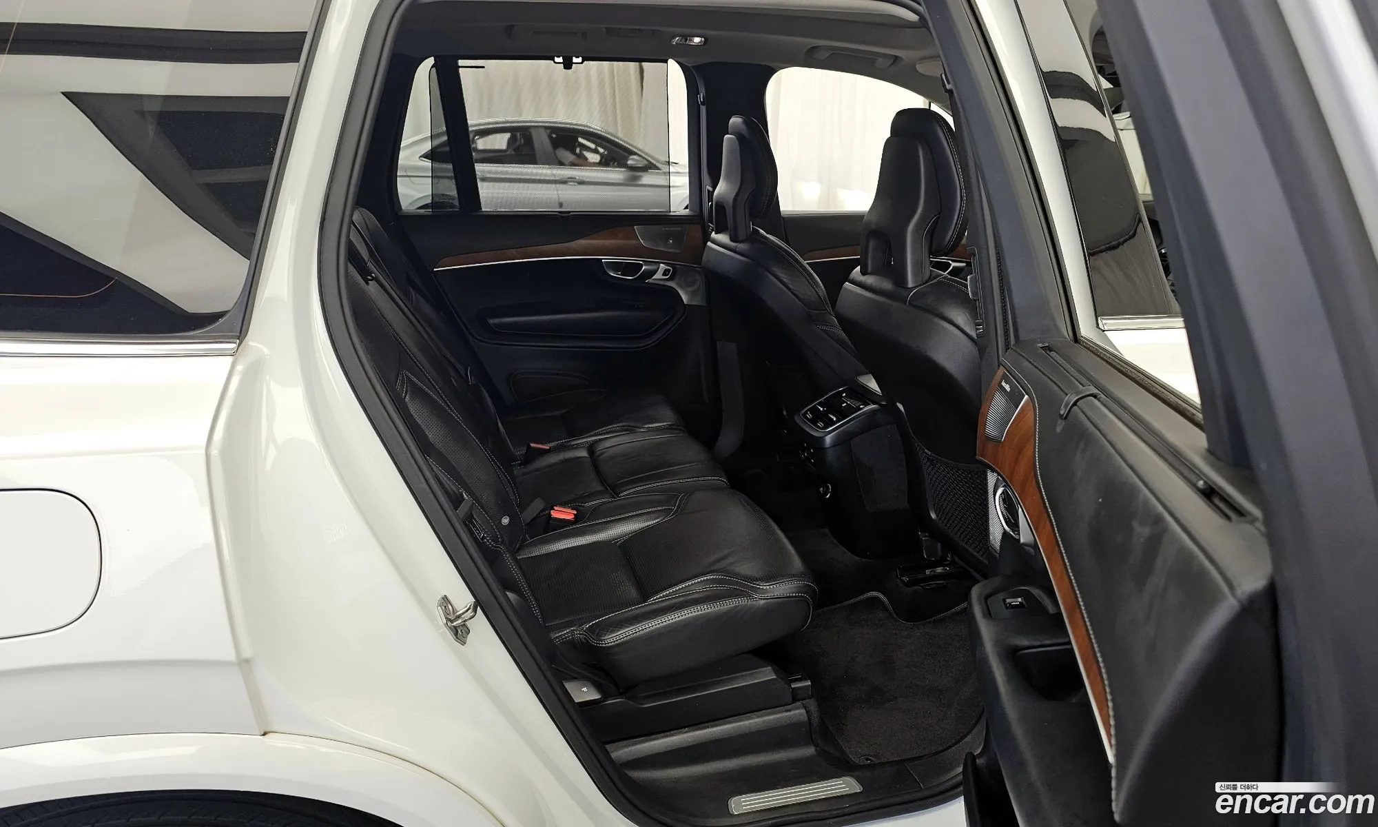 Volvo XC90 2017 YV1LF68ACJ1190882 — 28