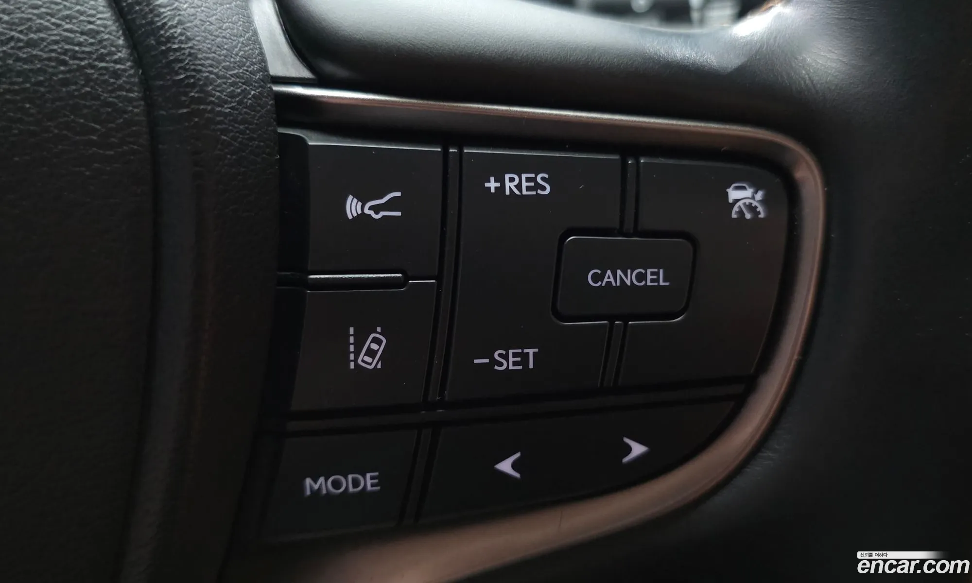 Lexus UX250h 2019 JTHY6JBH1K2001125 — 8