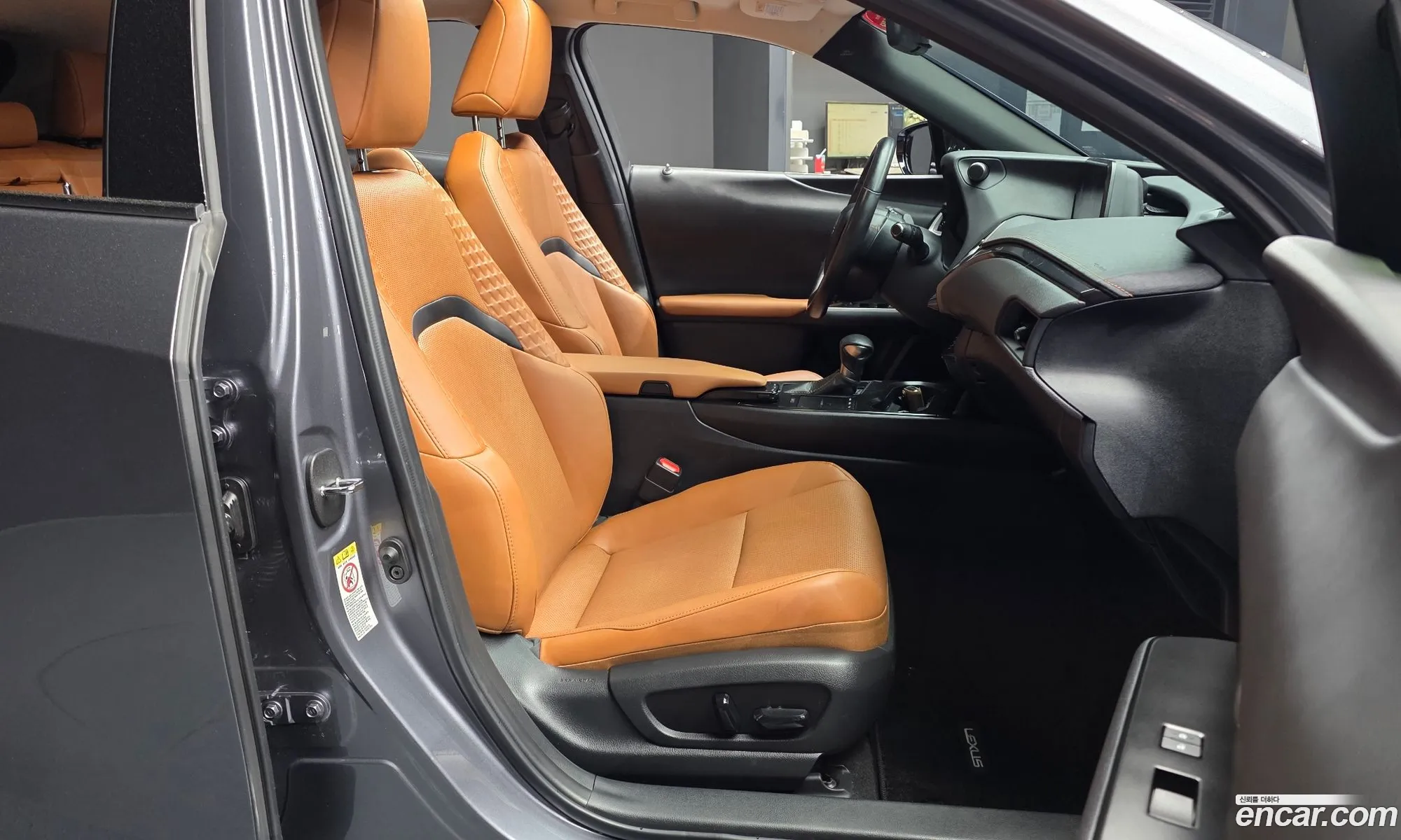 Lexus UX250h 2019 JTHY6JBH1K2001125 — 5
