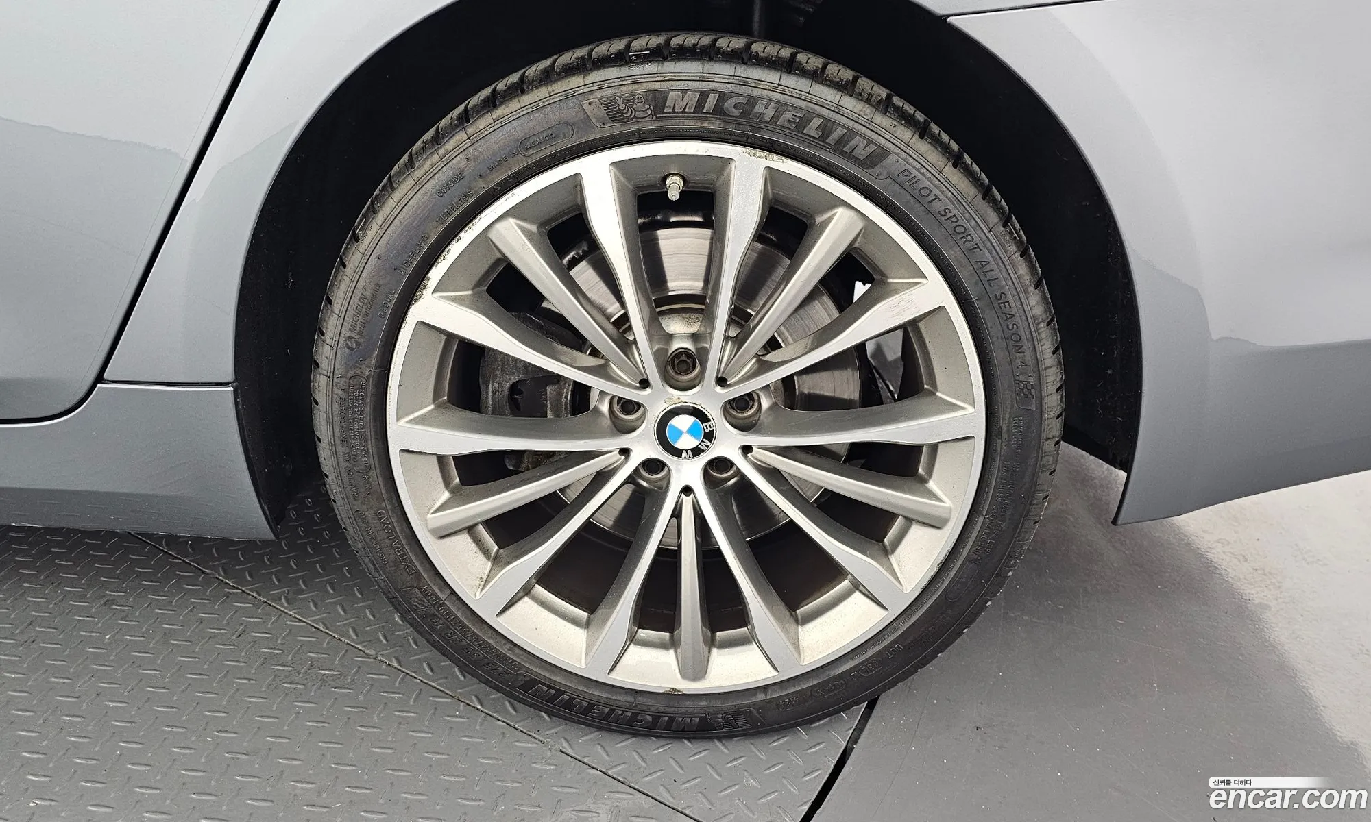 BMW 5 Series 2018 — 28