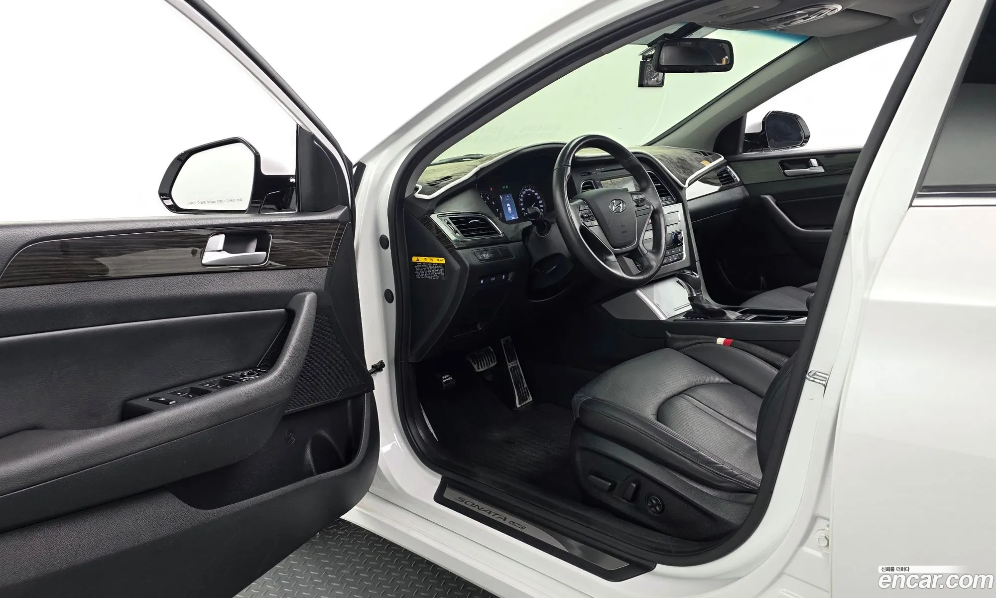 Hyundai LF Sonata 2016 — 16