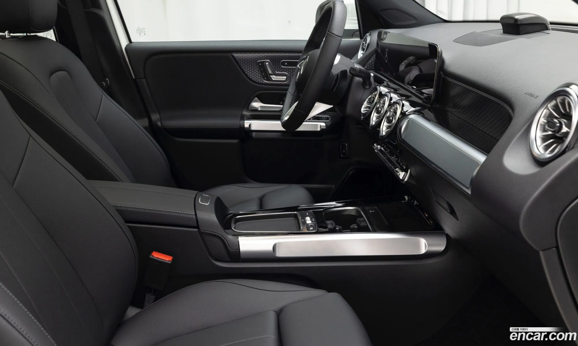 Mercedes-Benz EQB X243 2025 — 13