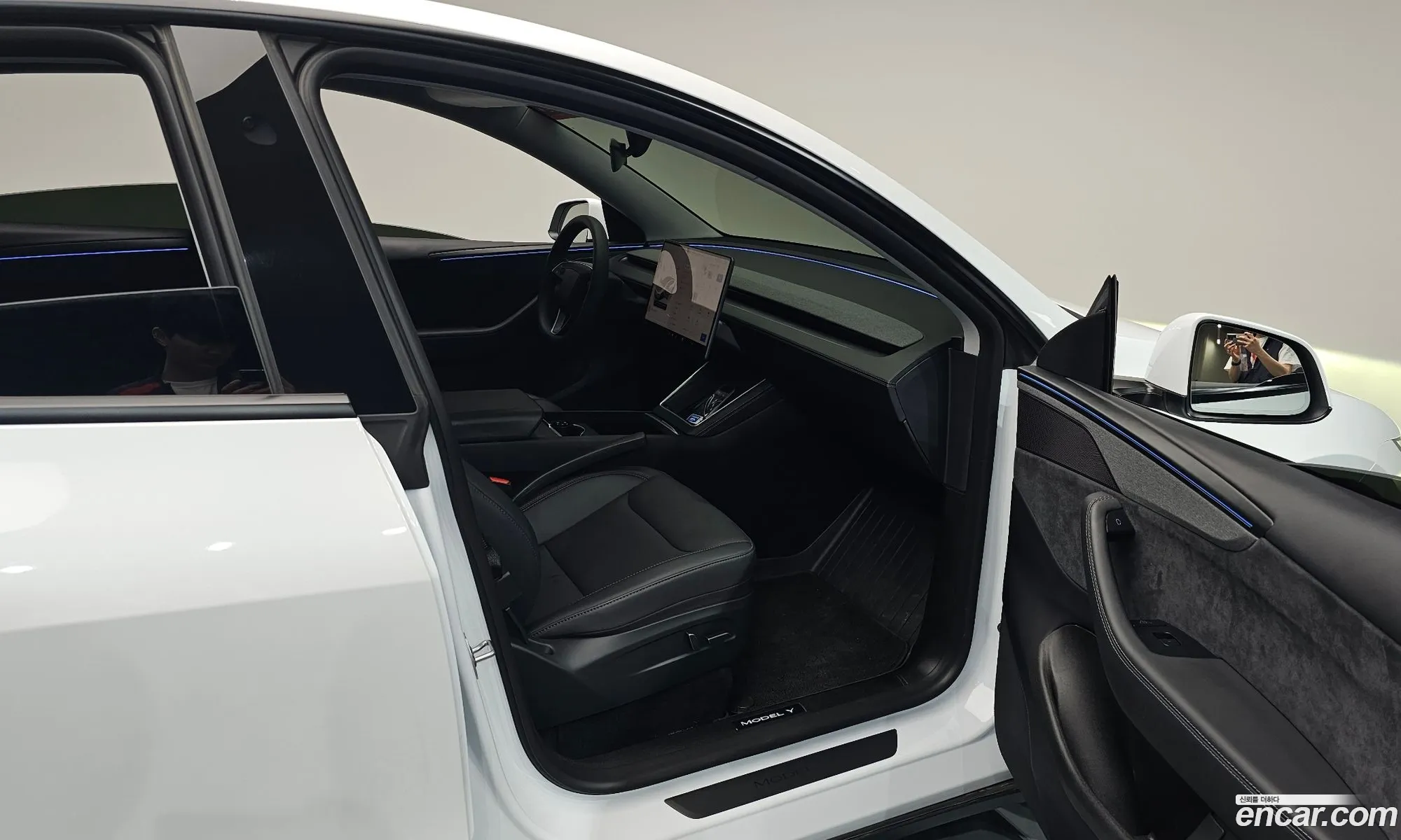 Tesla Model Y 2025 — 25