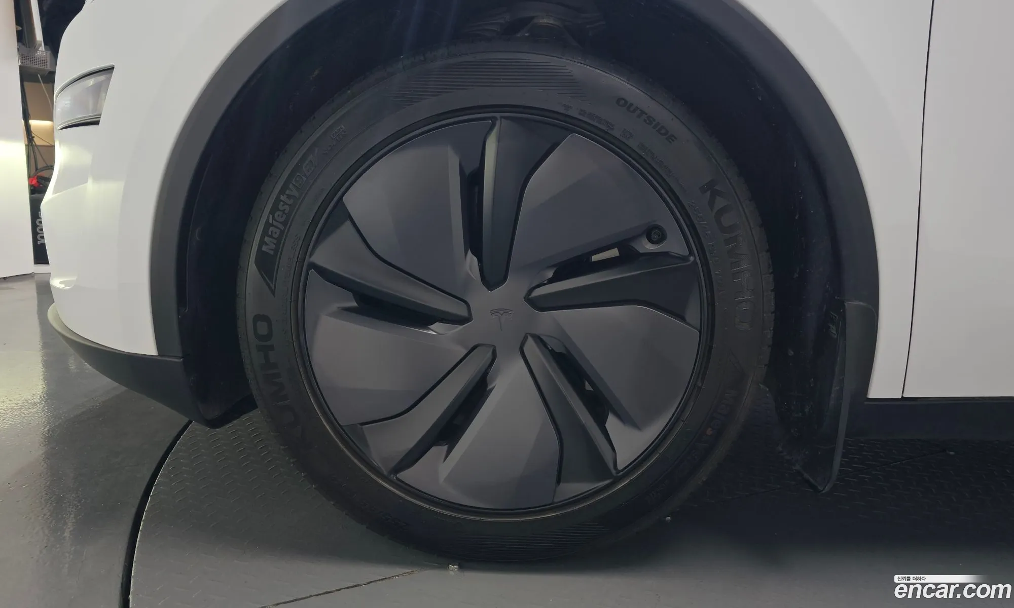 Tesla Model Y 2025 — 23