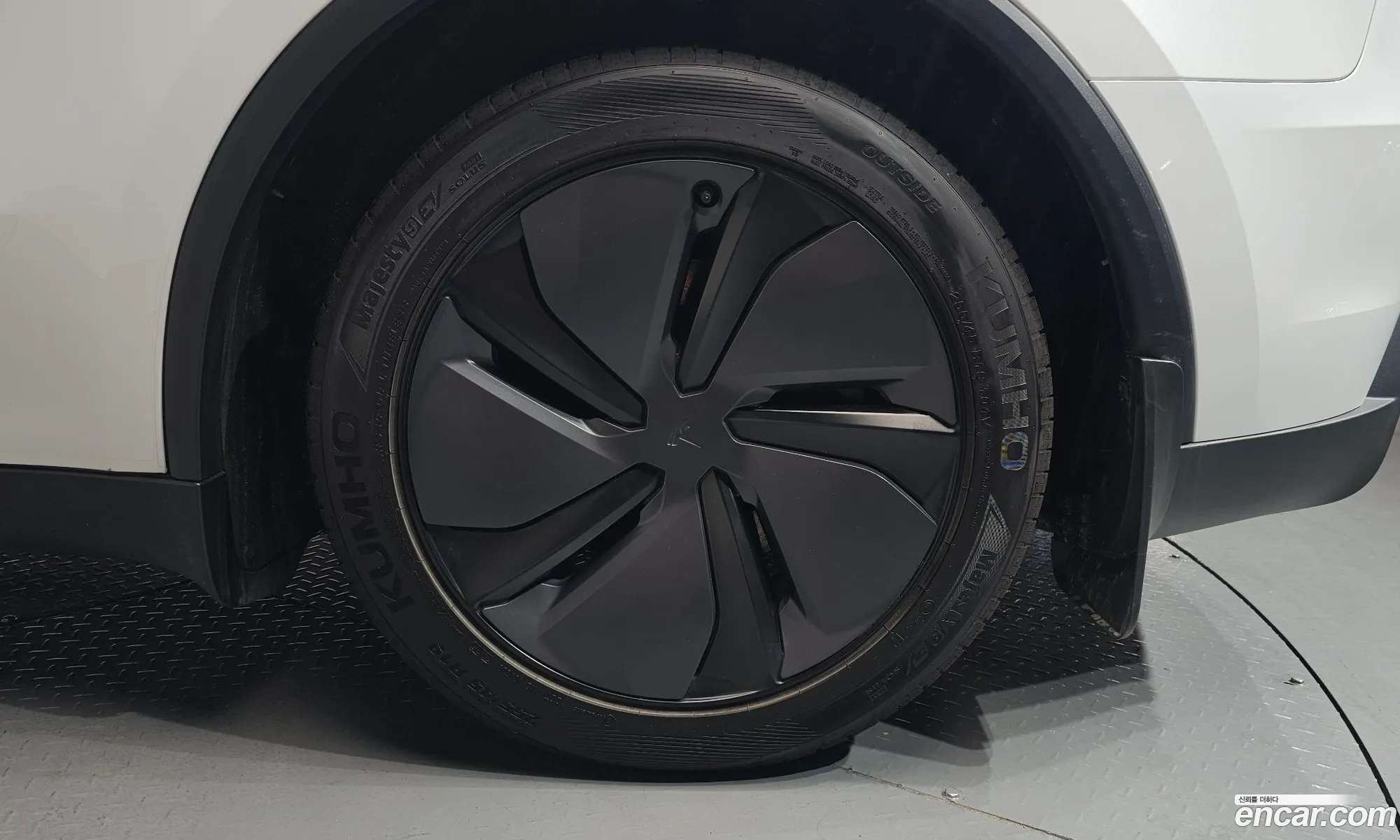 Tesla Model Y 2025 — 27
