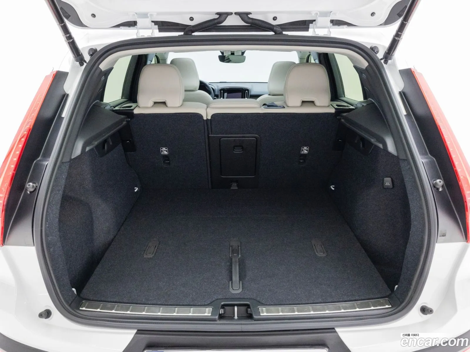 Volvo XC40 2025 — 2