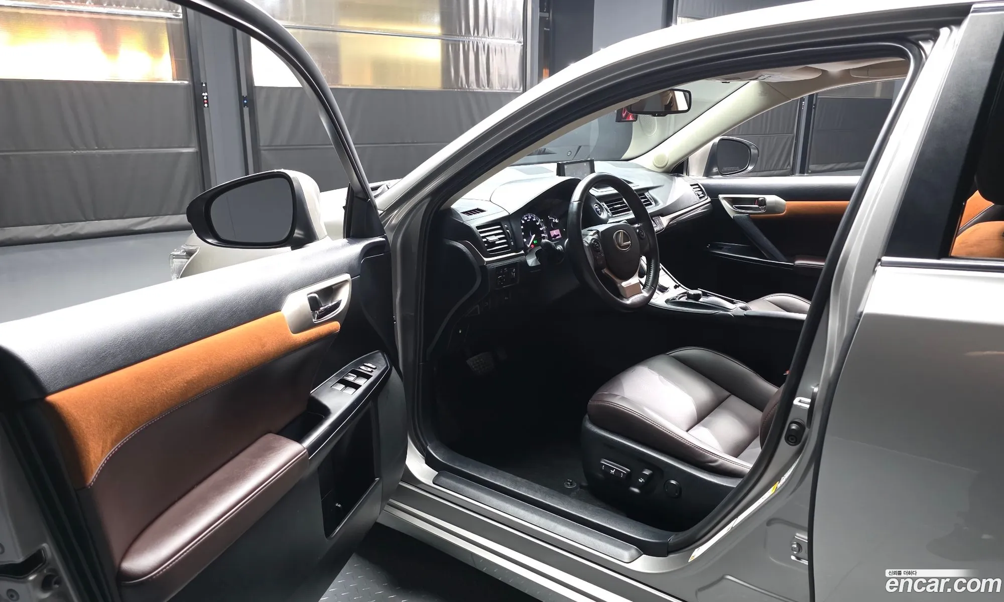 Lexus CT200h 2018 JTHKD5BH1J2328027 — 16