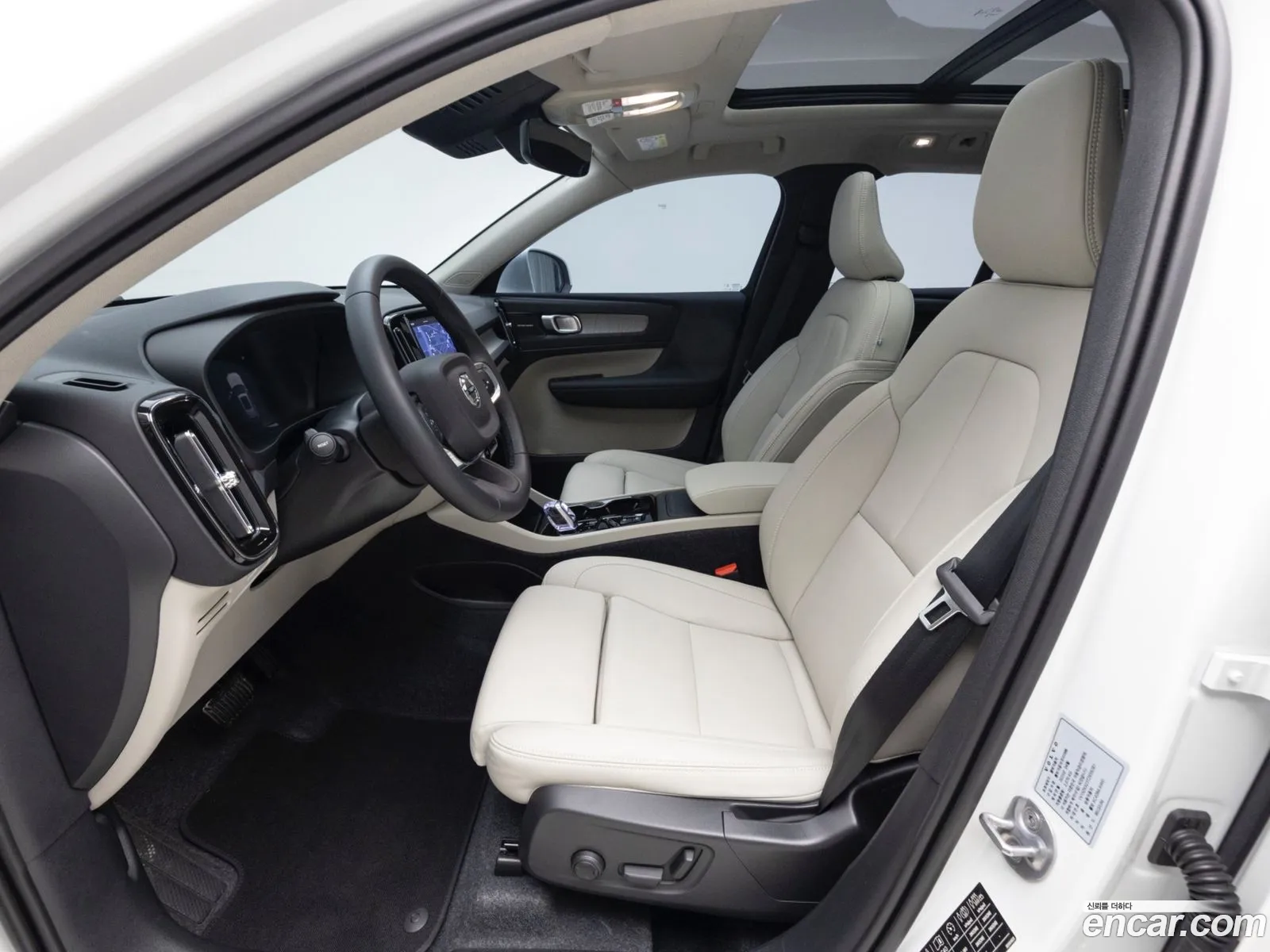 Volvo XC40 2025 — 3