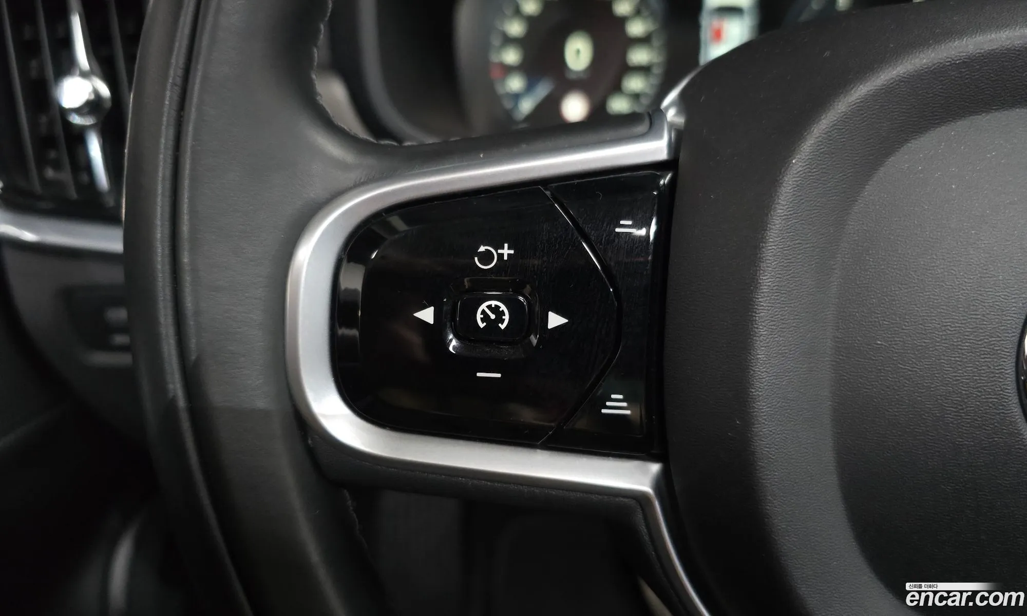 Volvo V90 Cross Country 2018 — 32