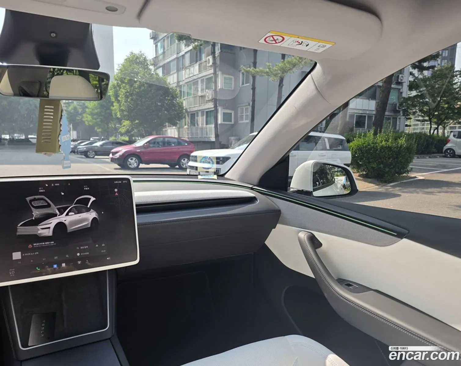 Tesla Model Y 2025 — 10