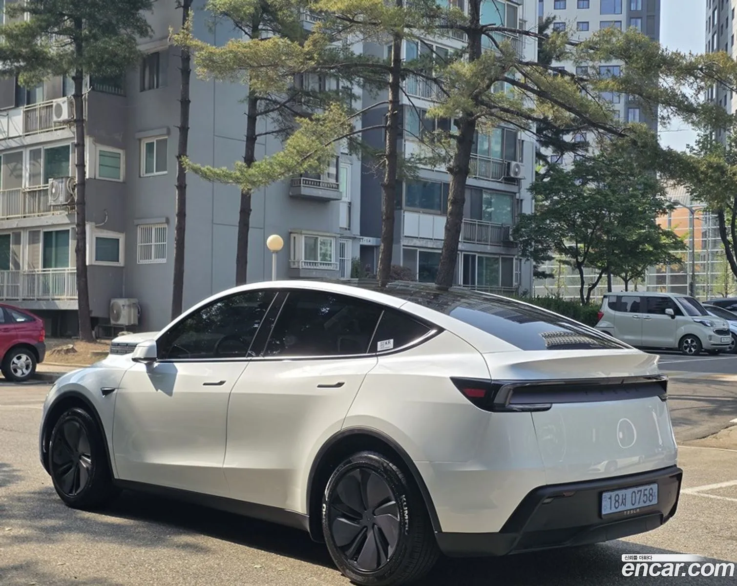 Tesla Model Y 2025 — 2