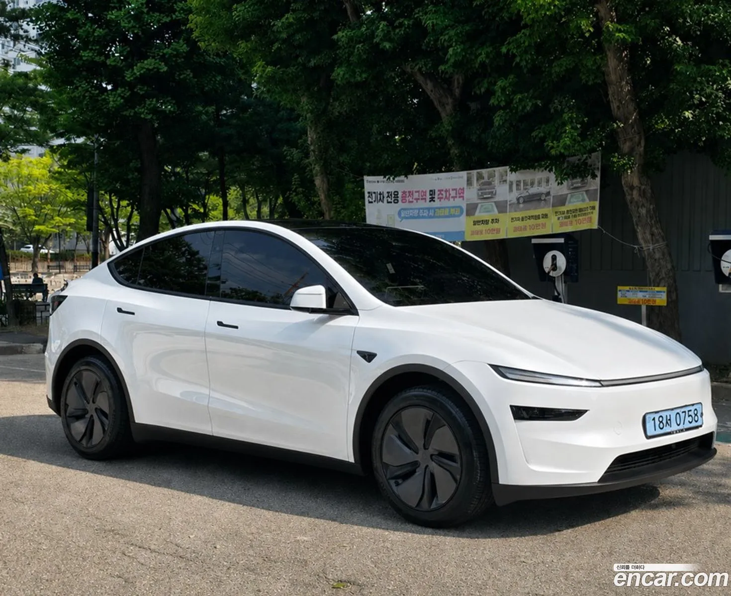 Tesla Model Y 2025 — 17