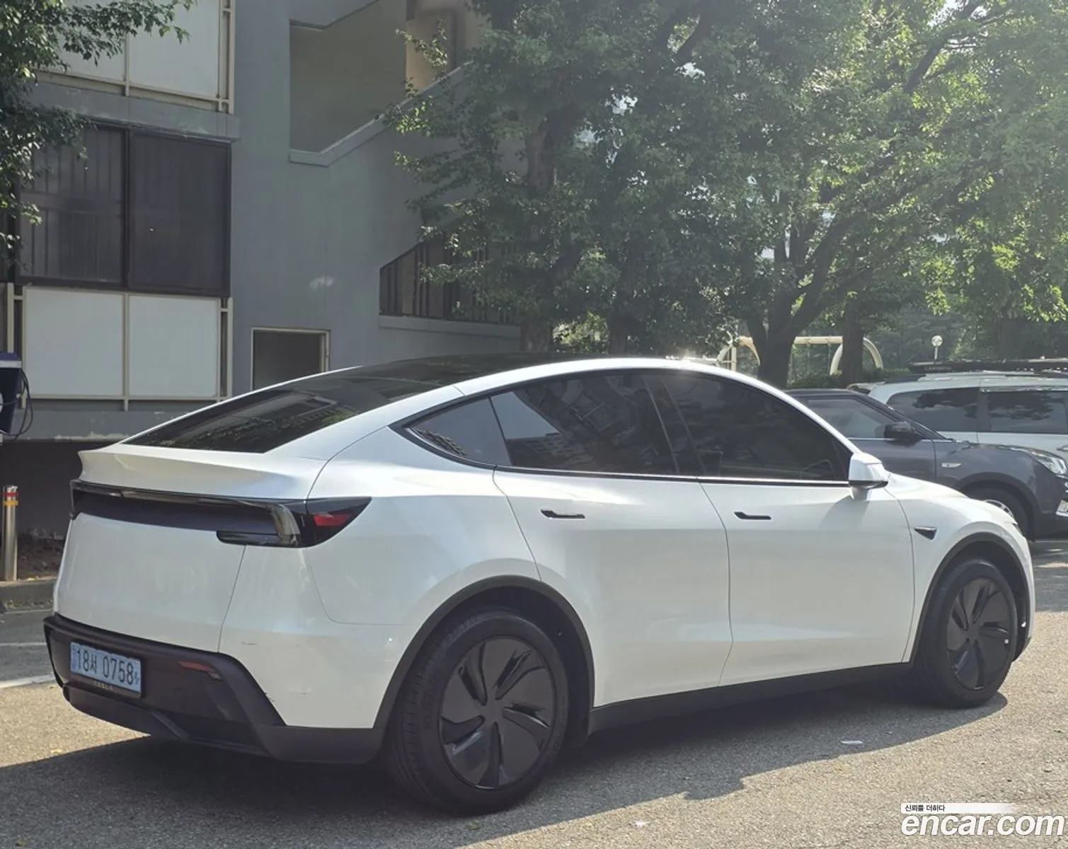 Tesla Model Y 2025 — 11