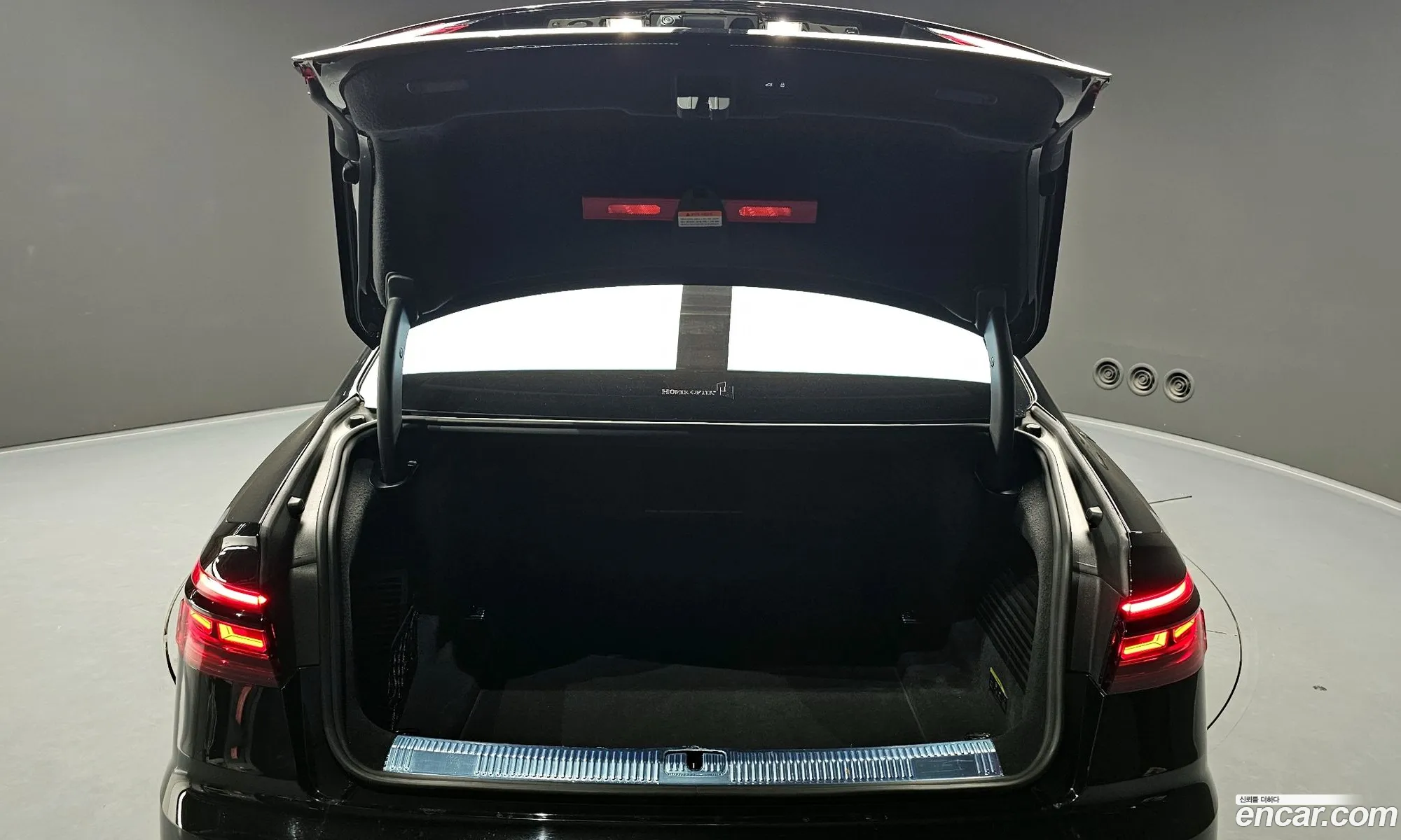 Audi S8 2020 WAUZZZF82LN014484 — 8