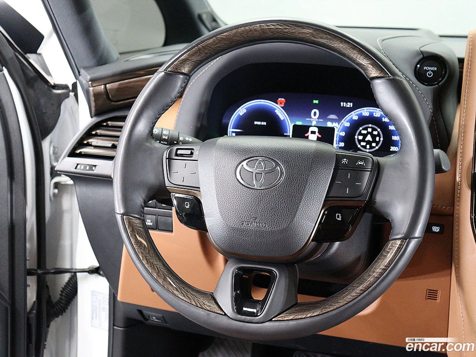 Toyota Alphard 2023 — 17