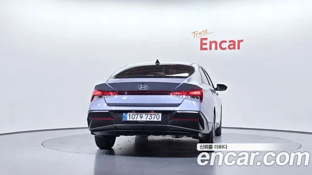 Hyundai Elantra 2025 — 3