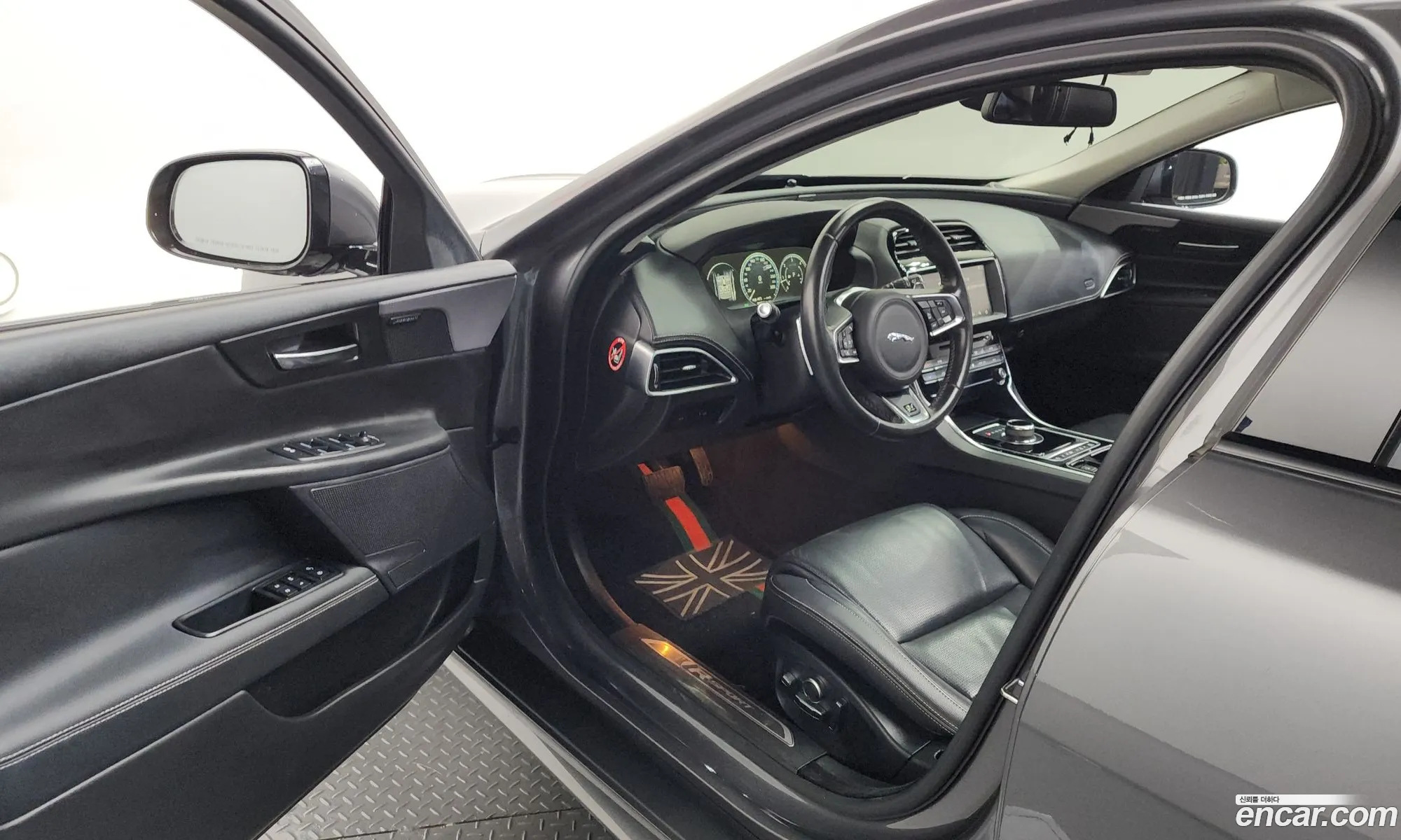 Jaguar XE 2018 SAJAB4BN7JCP43335 — 25