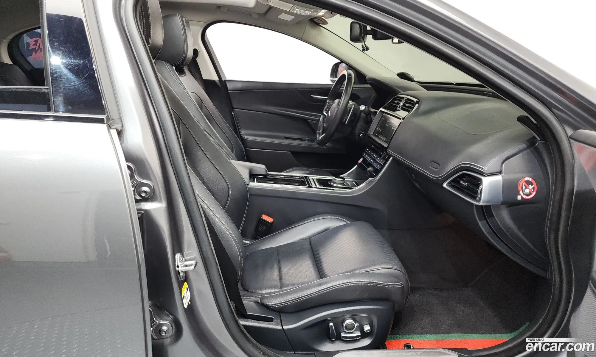 Jaguar XE 2018 SAJAB4BN7JCP43335 — 14