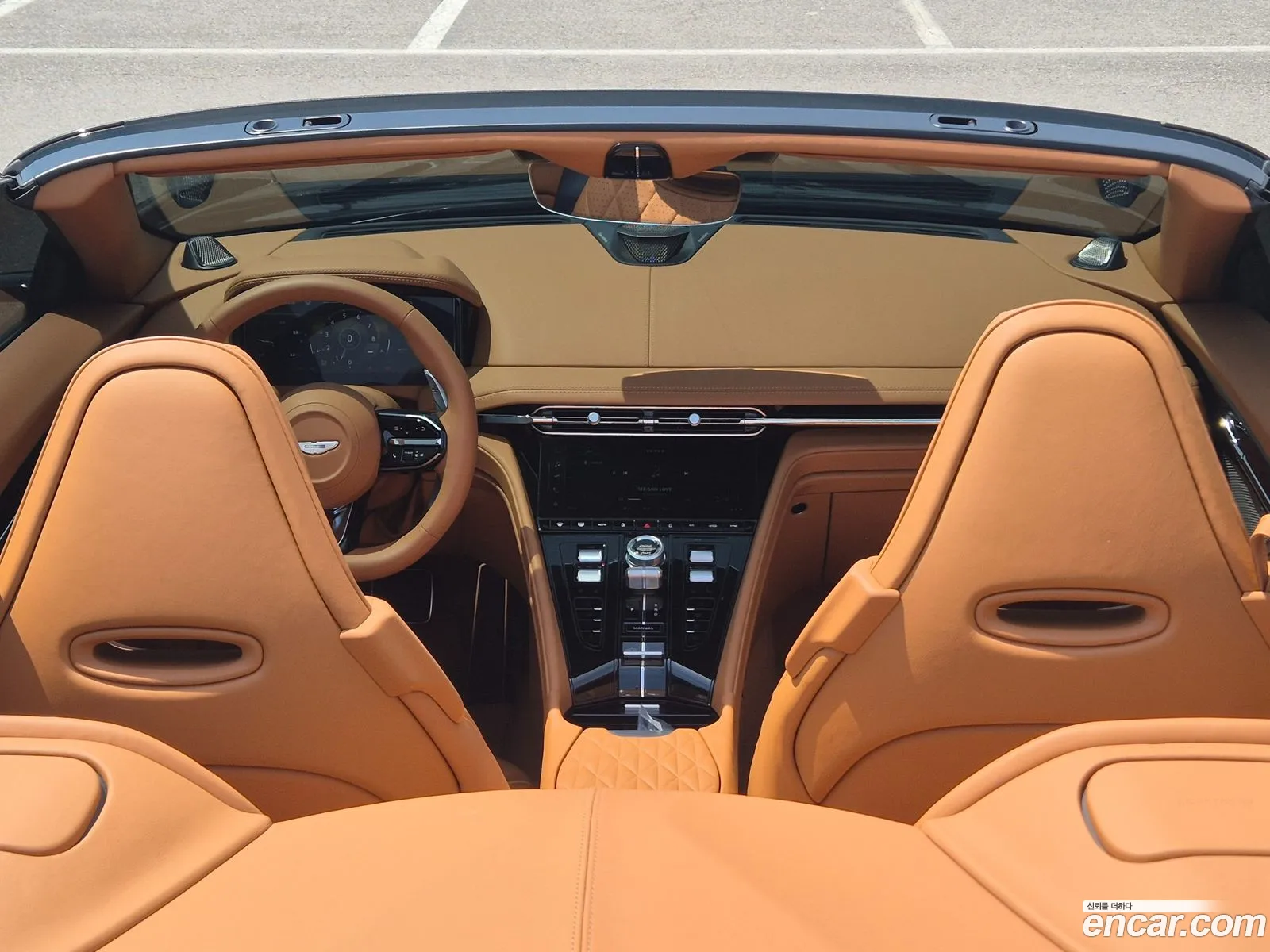 Aston Martin DB12