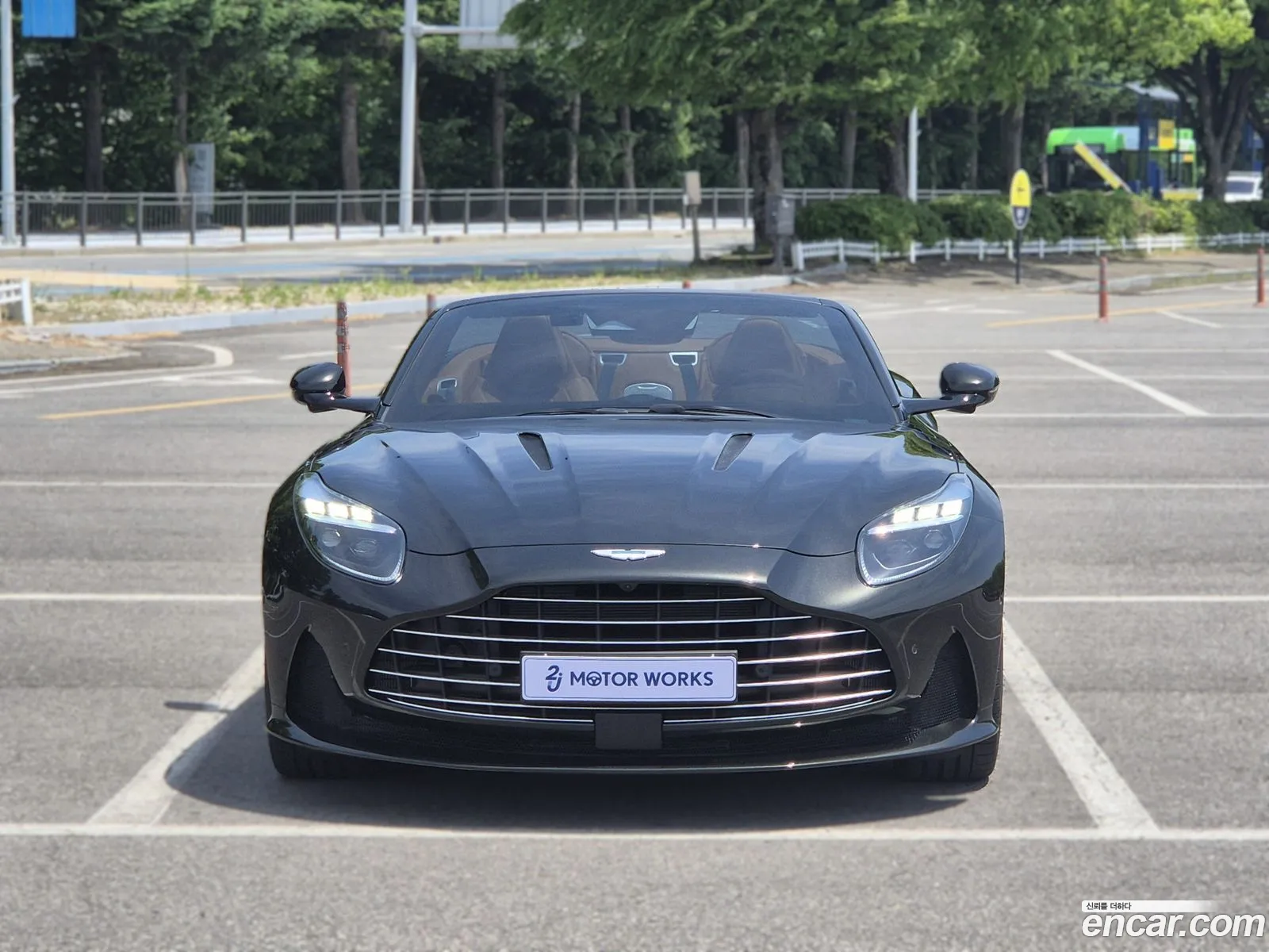 Aston Martin DB12
