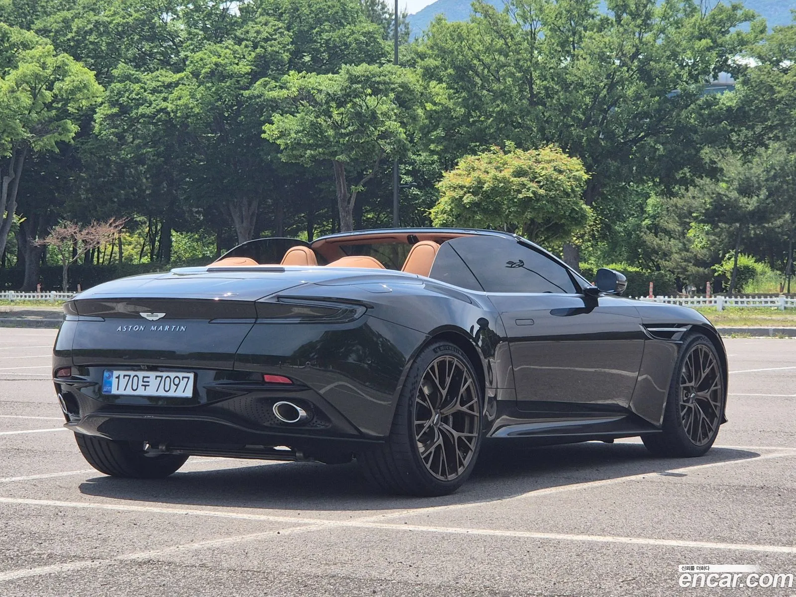 Aston Martin DB12