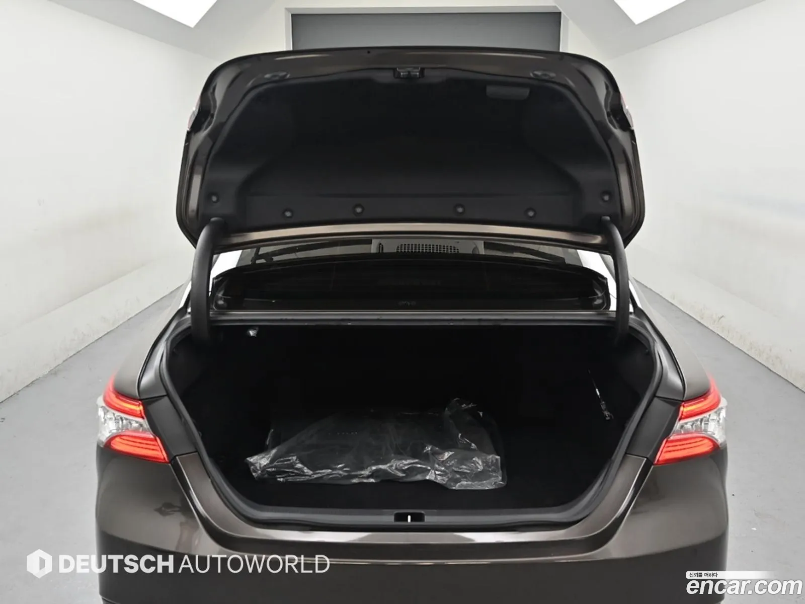 Toyota Camry 2018 — 19