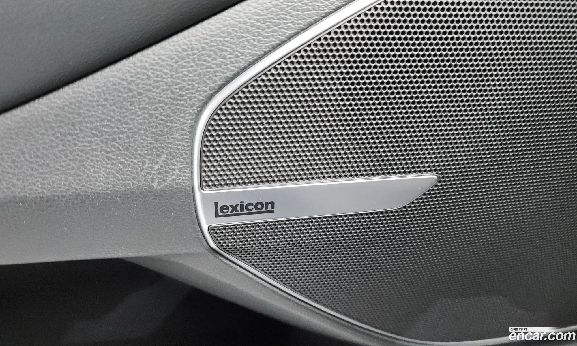 Genesis G90 2018 — 30