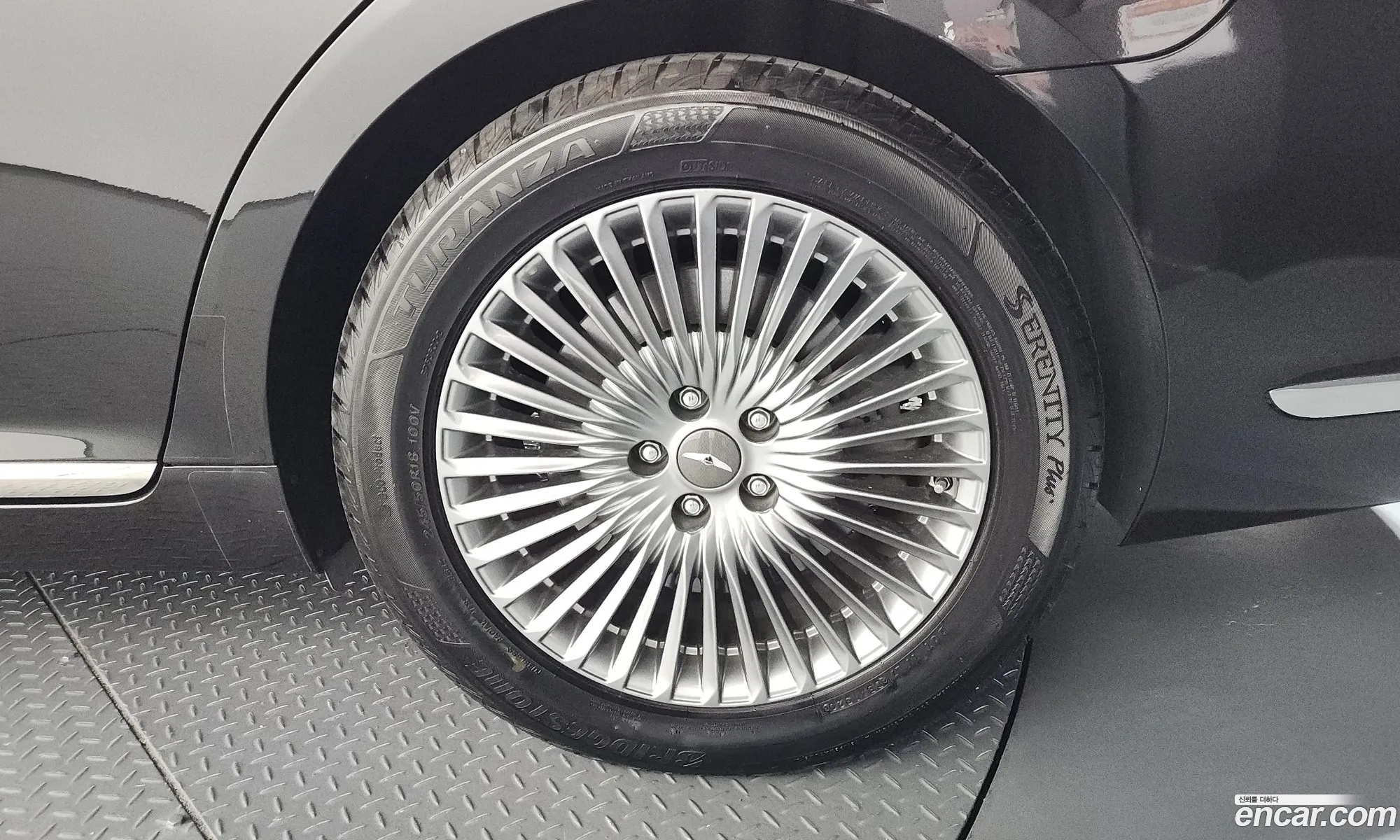 Genesis G90 2018 — 32
